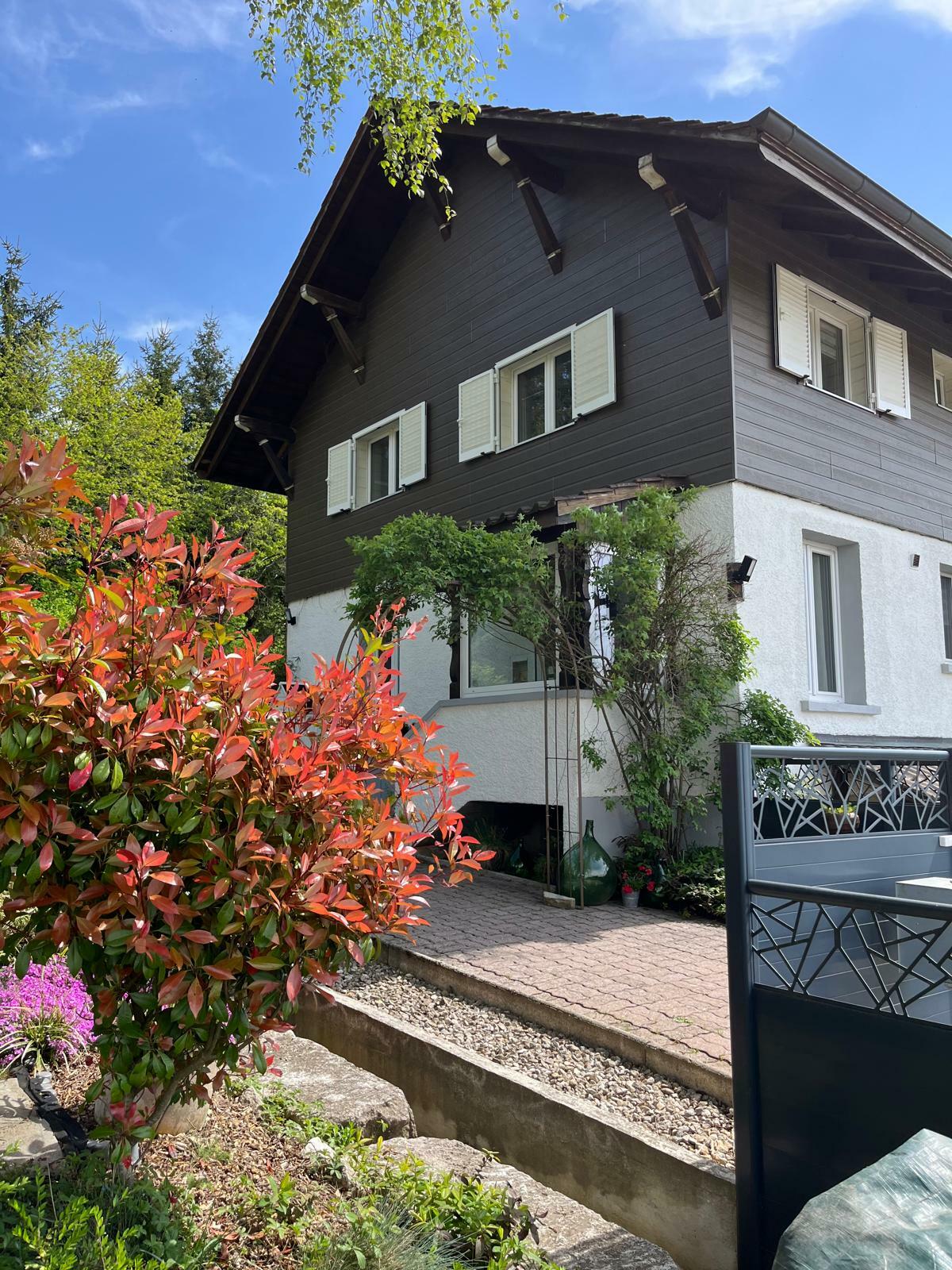 l'avant de la maison avec une vue de l'avant de la maison