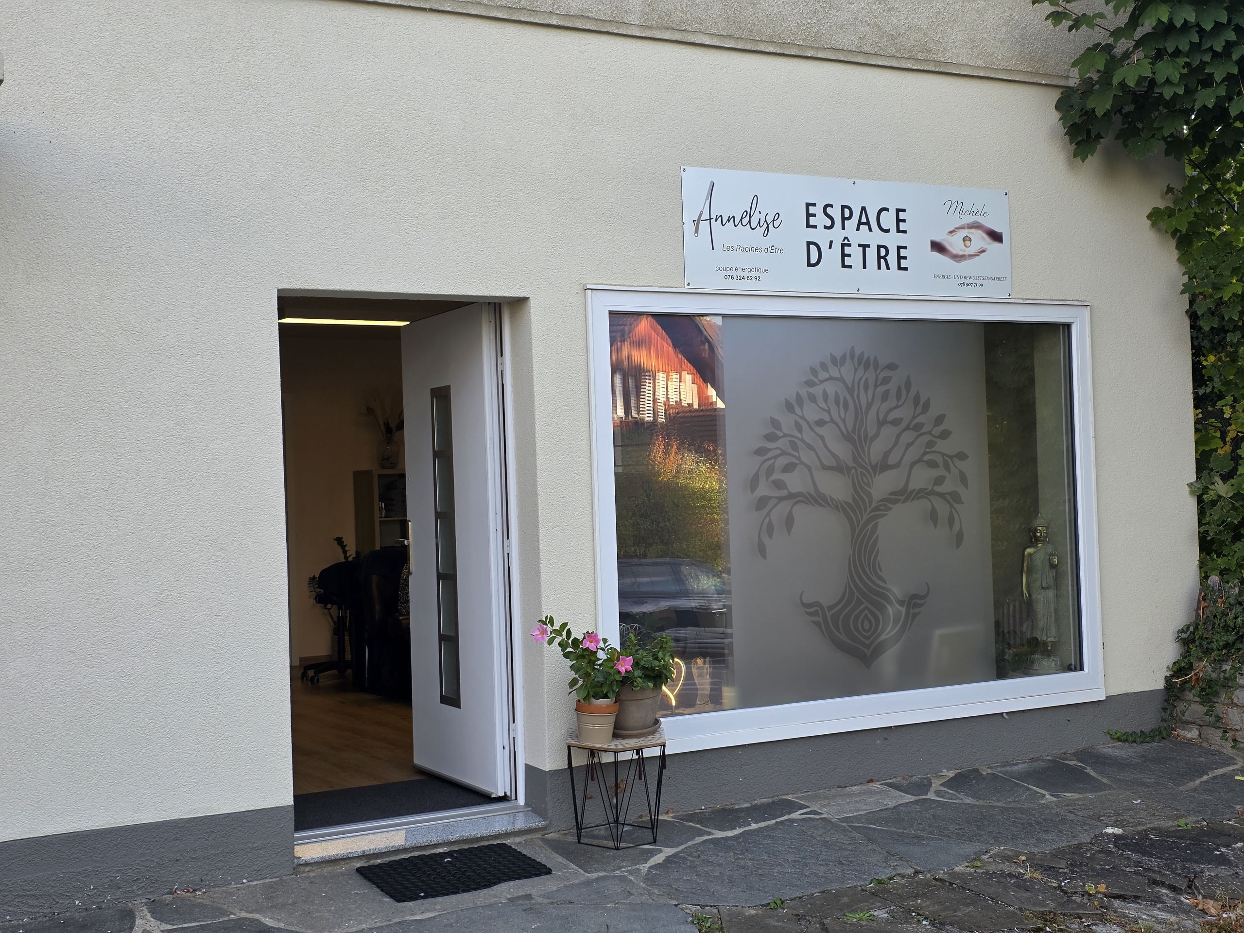 l'entrée principale d'une maison, avec une porte vitrée et une enseigne sur le bâtiment l'entrée principale d'une maison, avec une porte vitrée et une enseigne sur le bâtiment