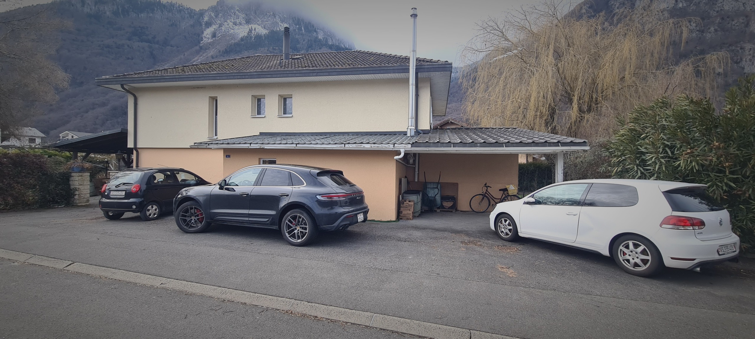 Vue des places de parc - de l'annexe et du couvert