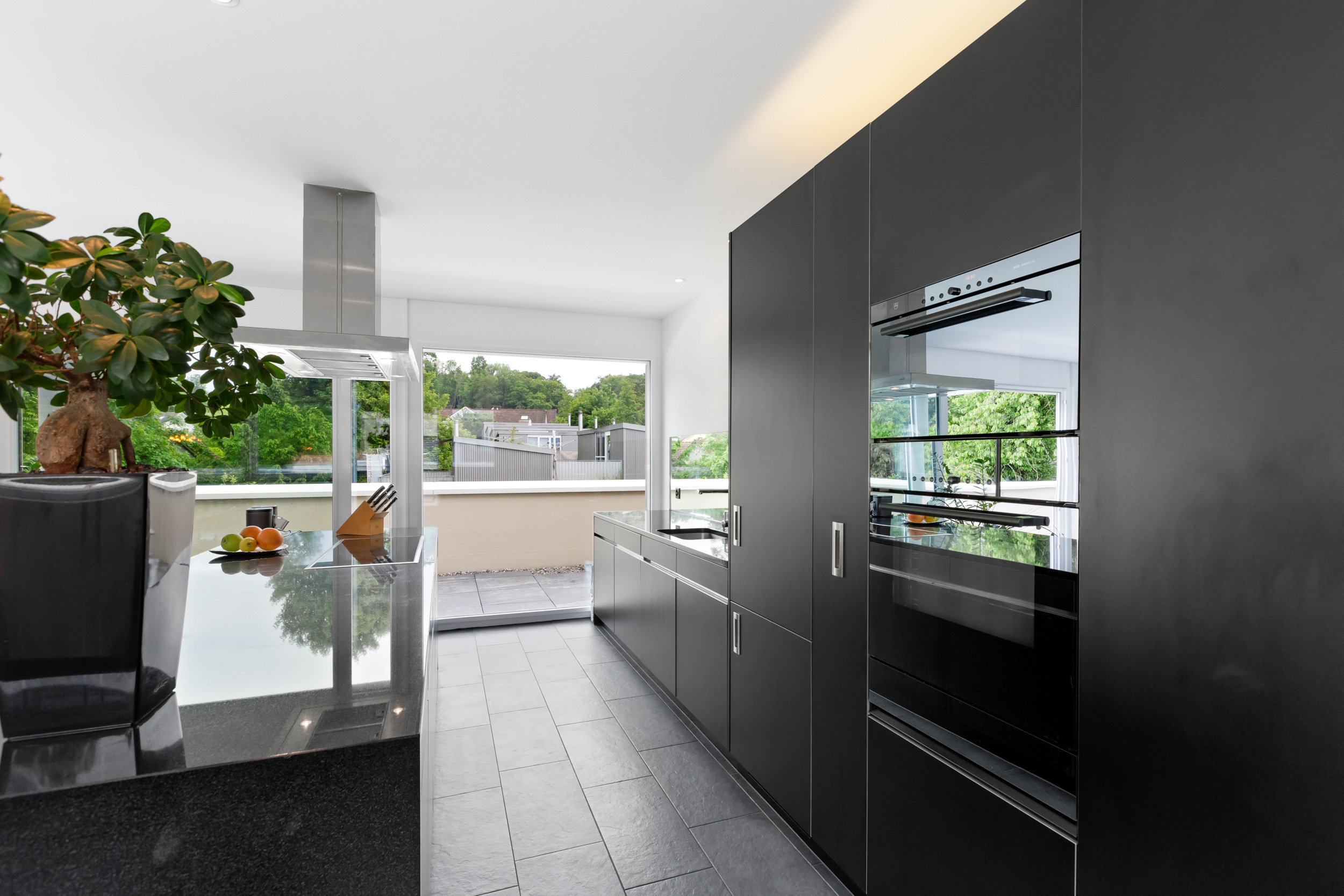 Die Küche mit elegantem Design und hochwertigen Einbaugeräten Die Küche mit elegantem Design und hochwertigen Einbaugeräten