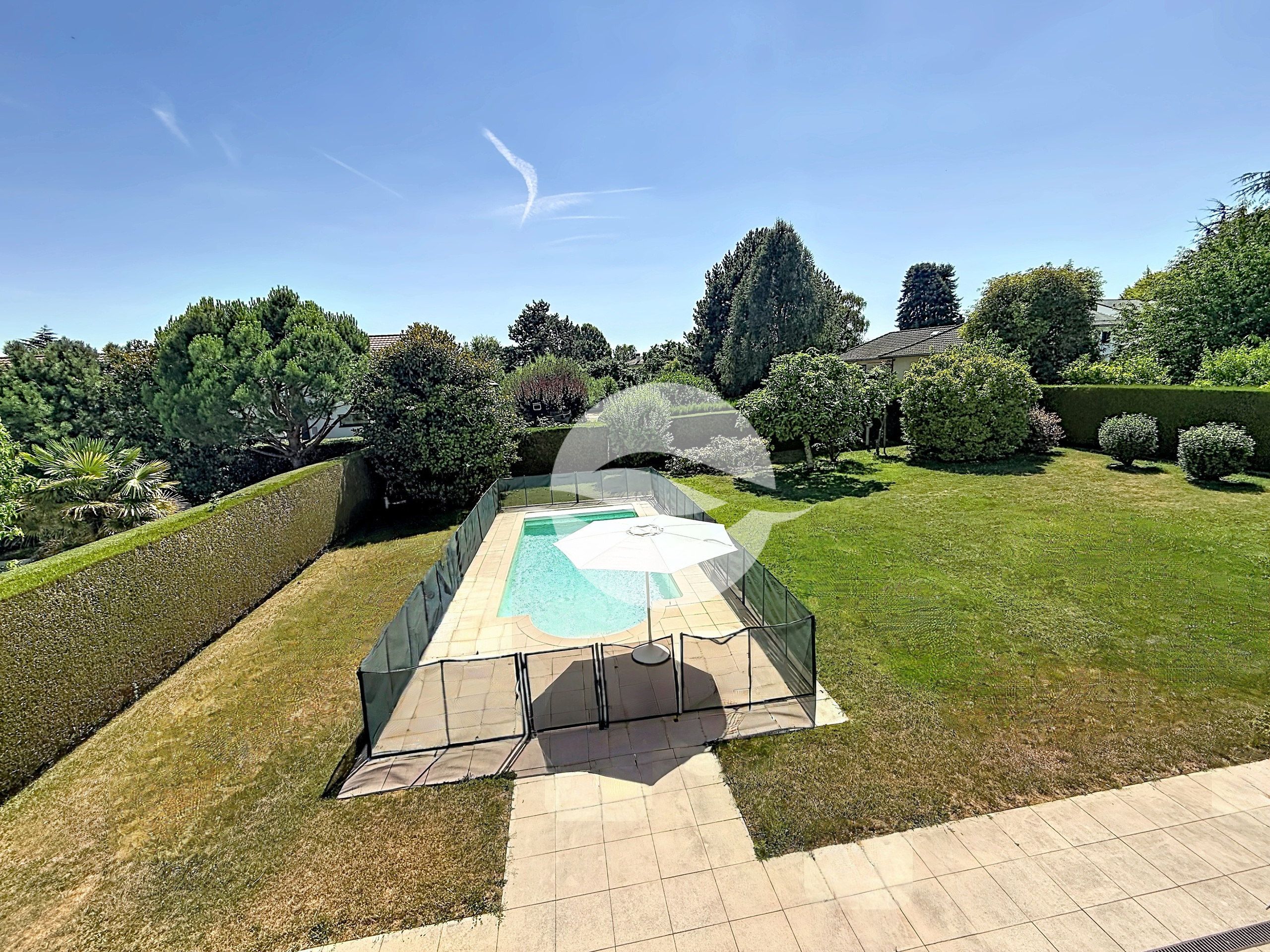 1er : Vue sur le jardin et la piscine 