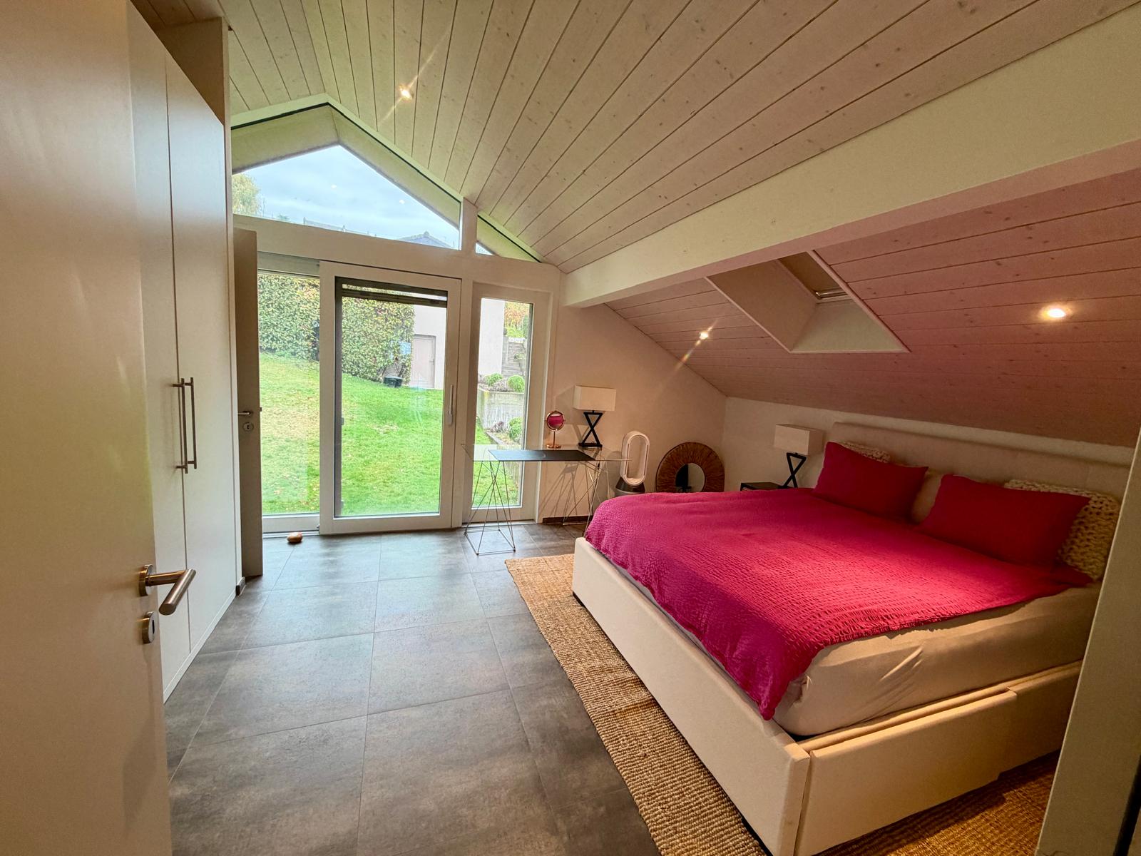 1er : 2ème Chambre avec dressing et salle de douche privée