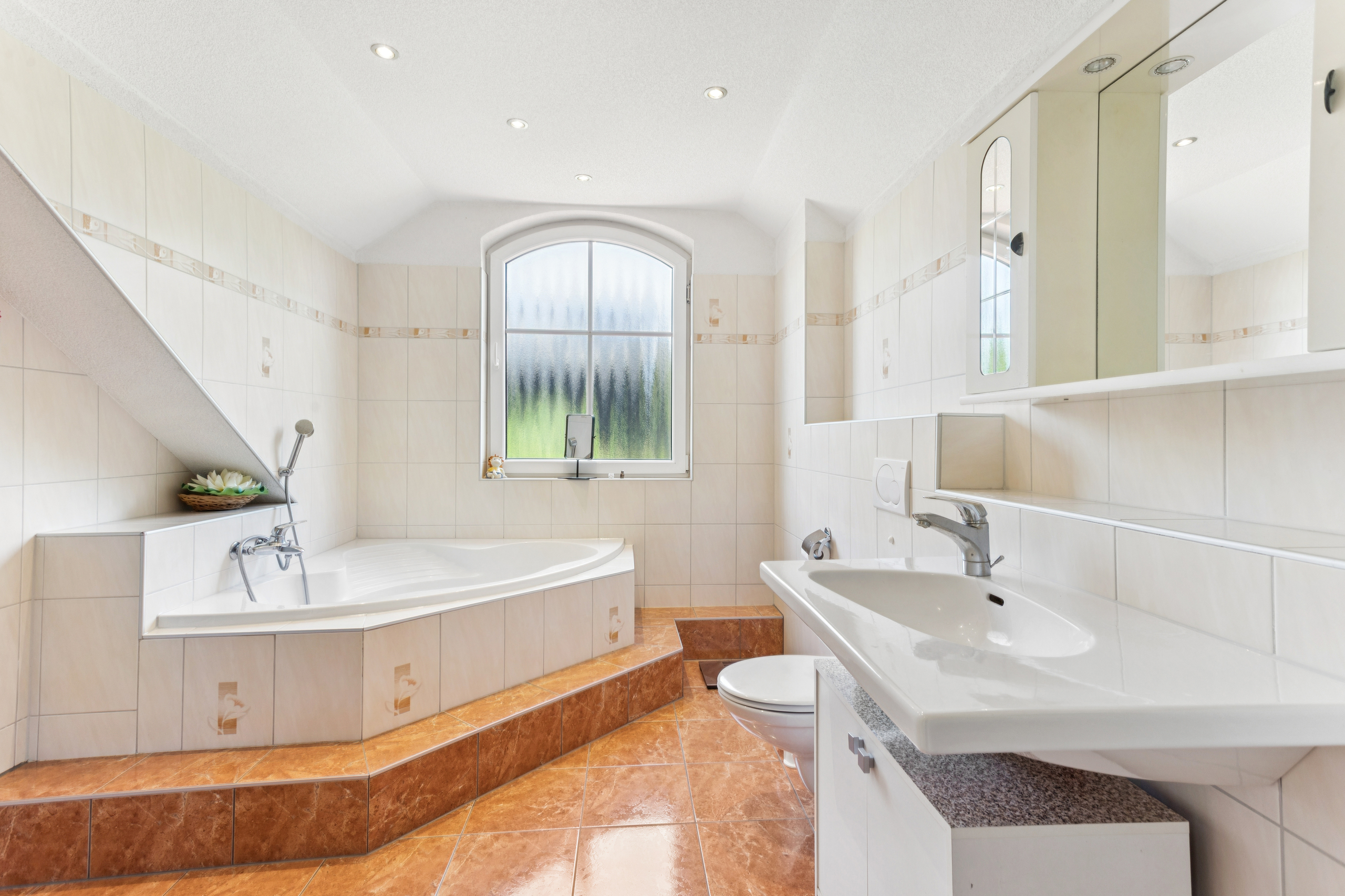 La salle de douche et bains