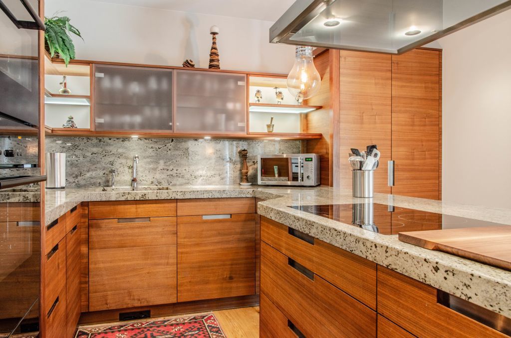 Voll ausgestattete offene Küche