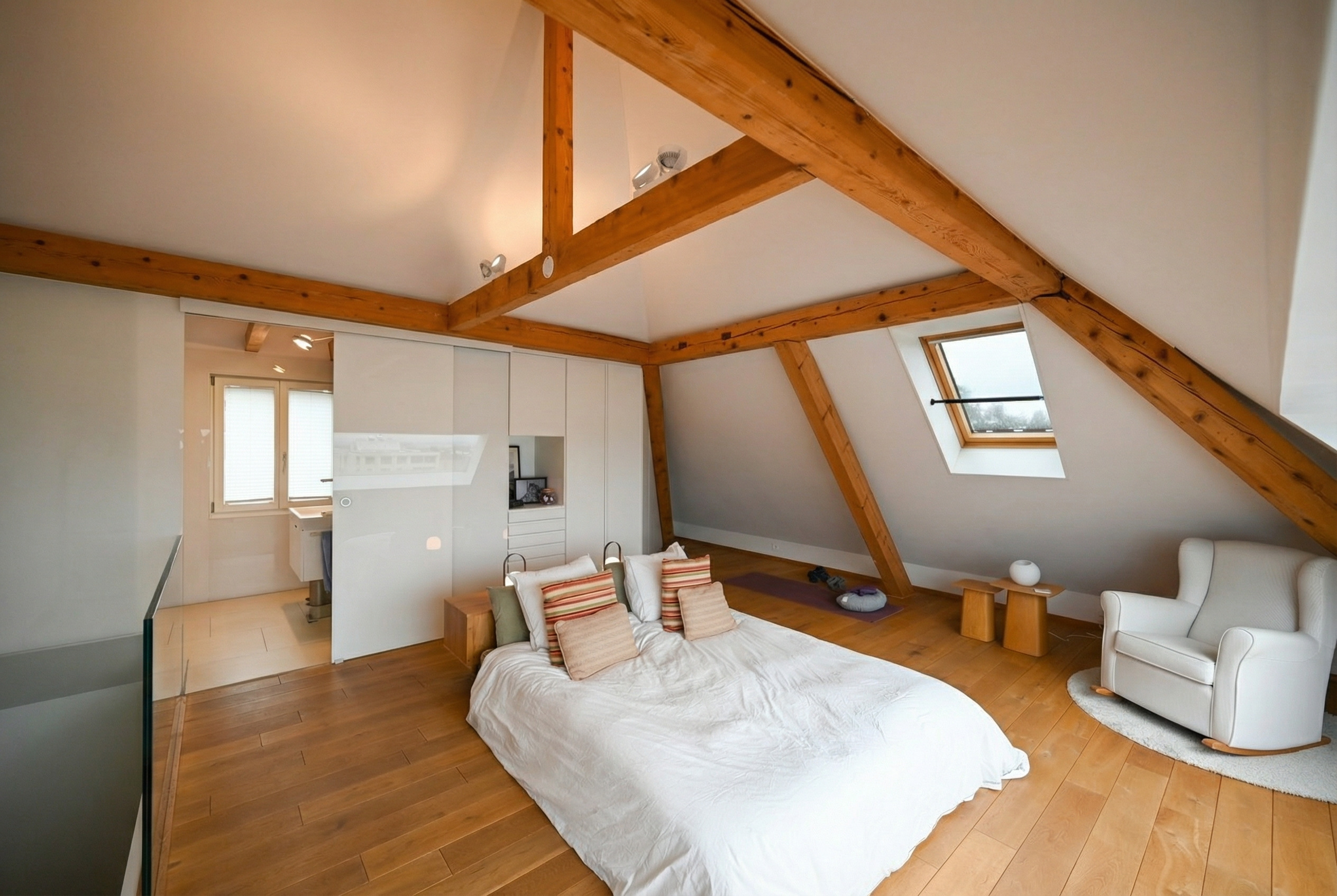 DACHOGESCHOSS | MASTERBEDROOM MIT BAD EN SUITE SOWIE BEGEHBARE ANKLEIDE