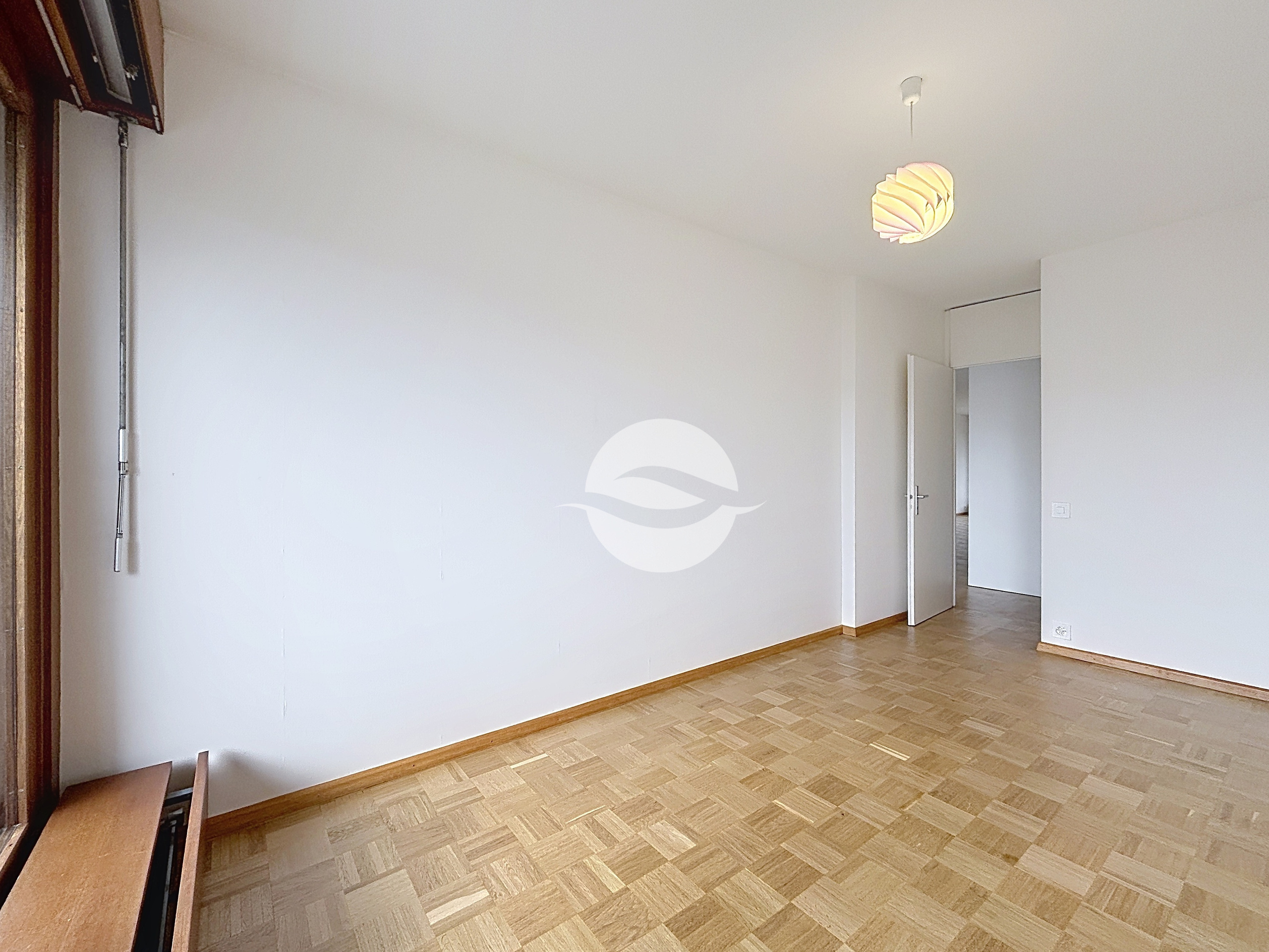 Chambre à coucher 2 accès balcon côté Jura