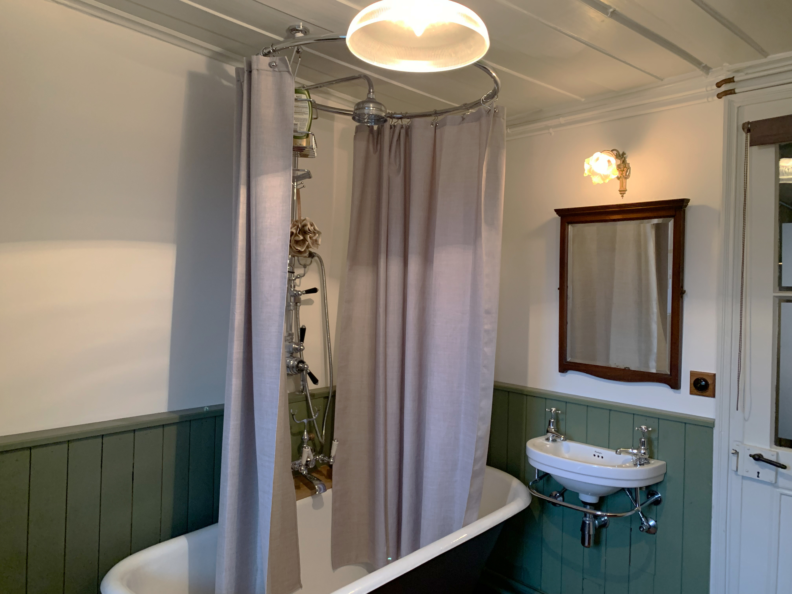Lot 2 - Salle de bains avec accès balcon- 3ème étage