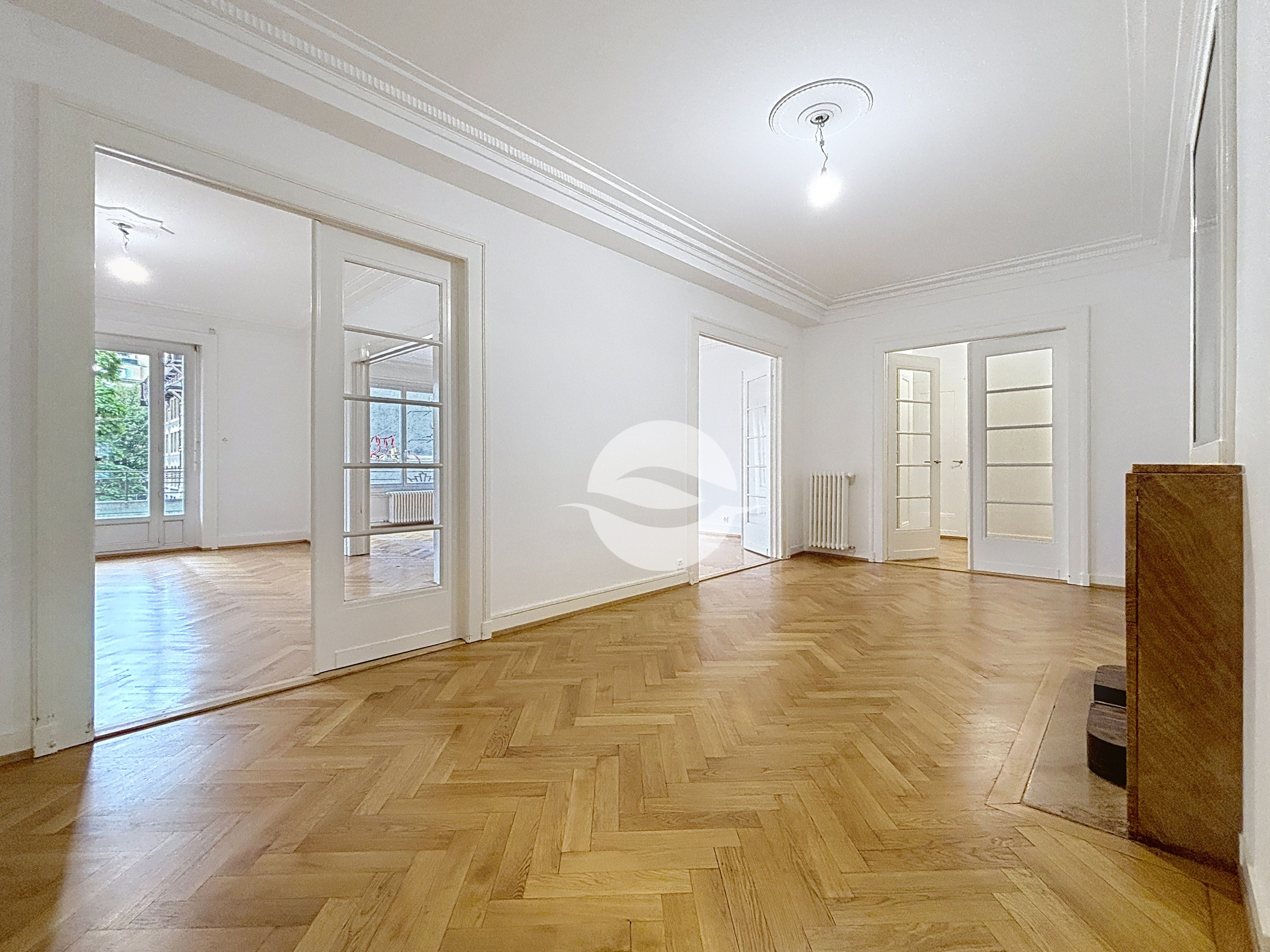 Hall d'entrée avec cheminée décorative 