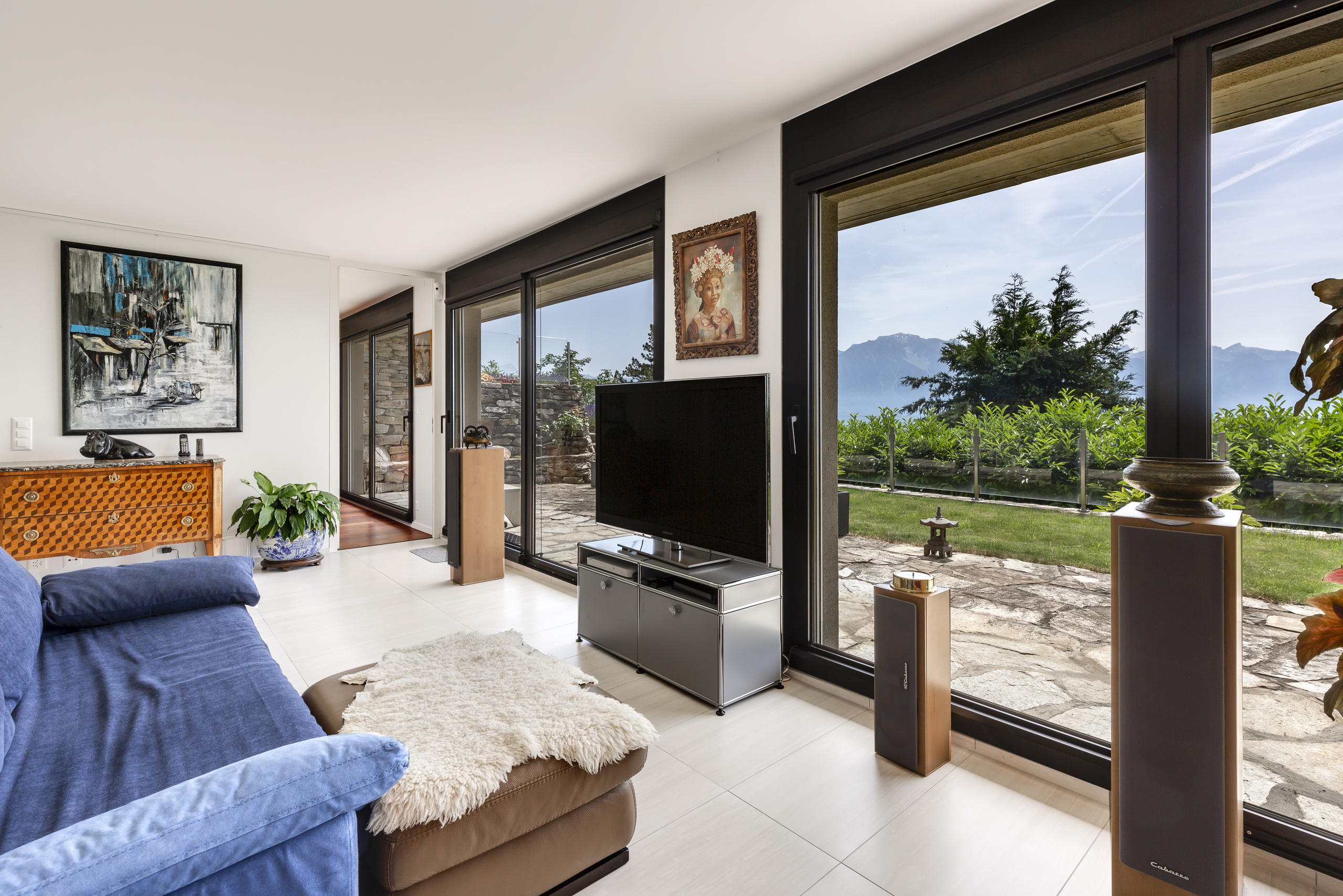 Bibliothèque ouverte sur le jardin Bibliothèque ouverte sur le jardin