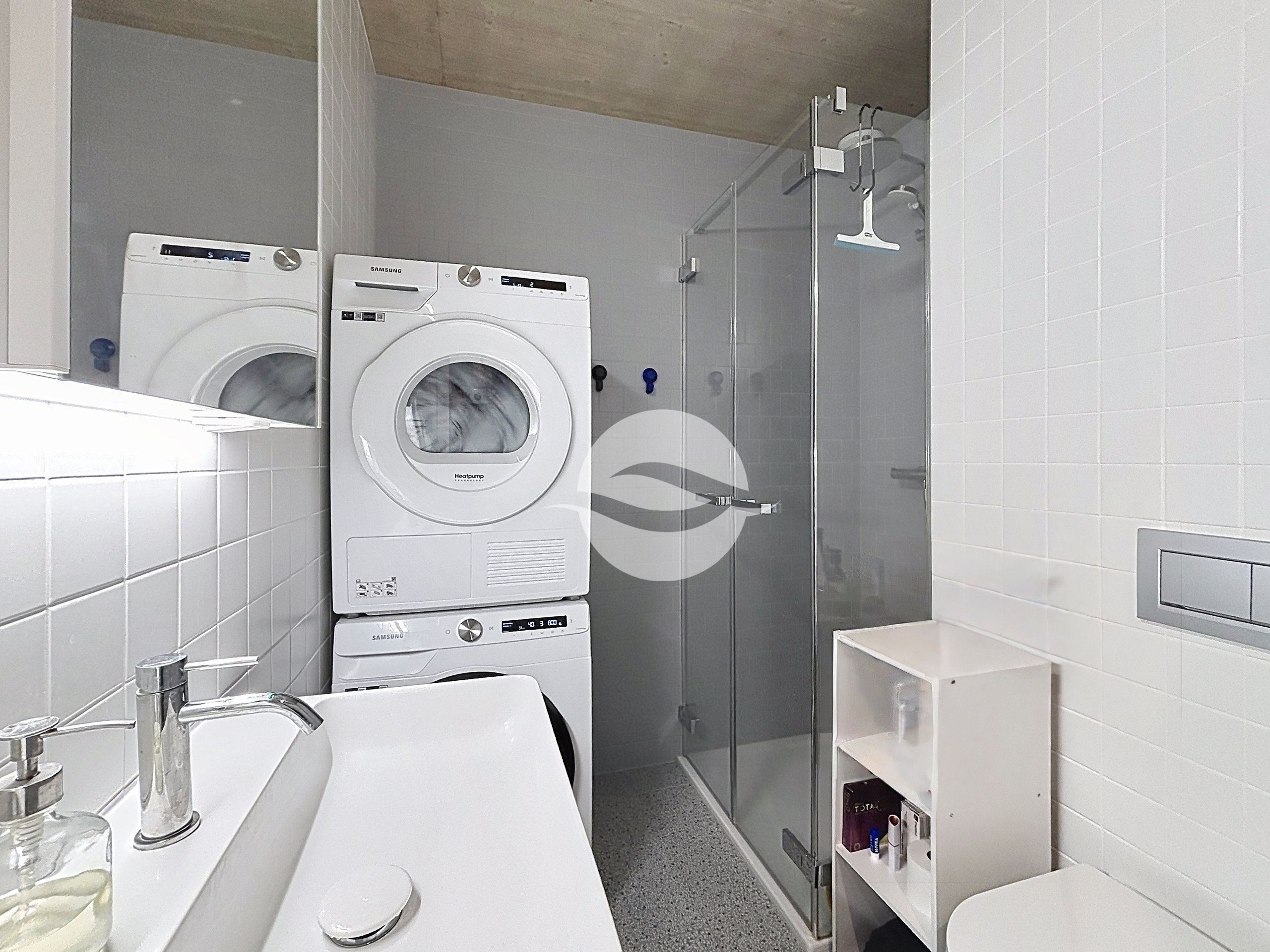 Salle de douche avec branchements machines 