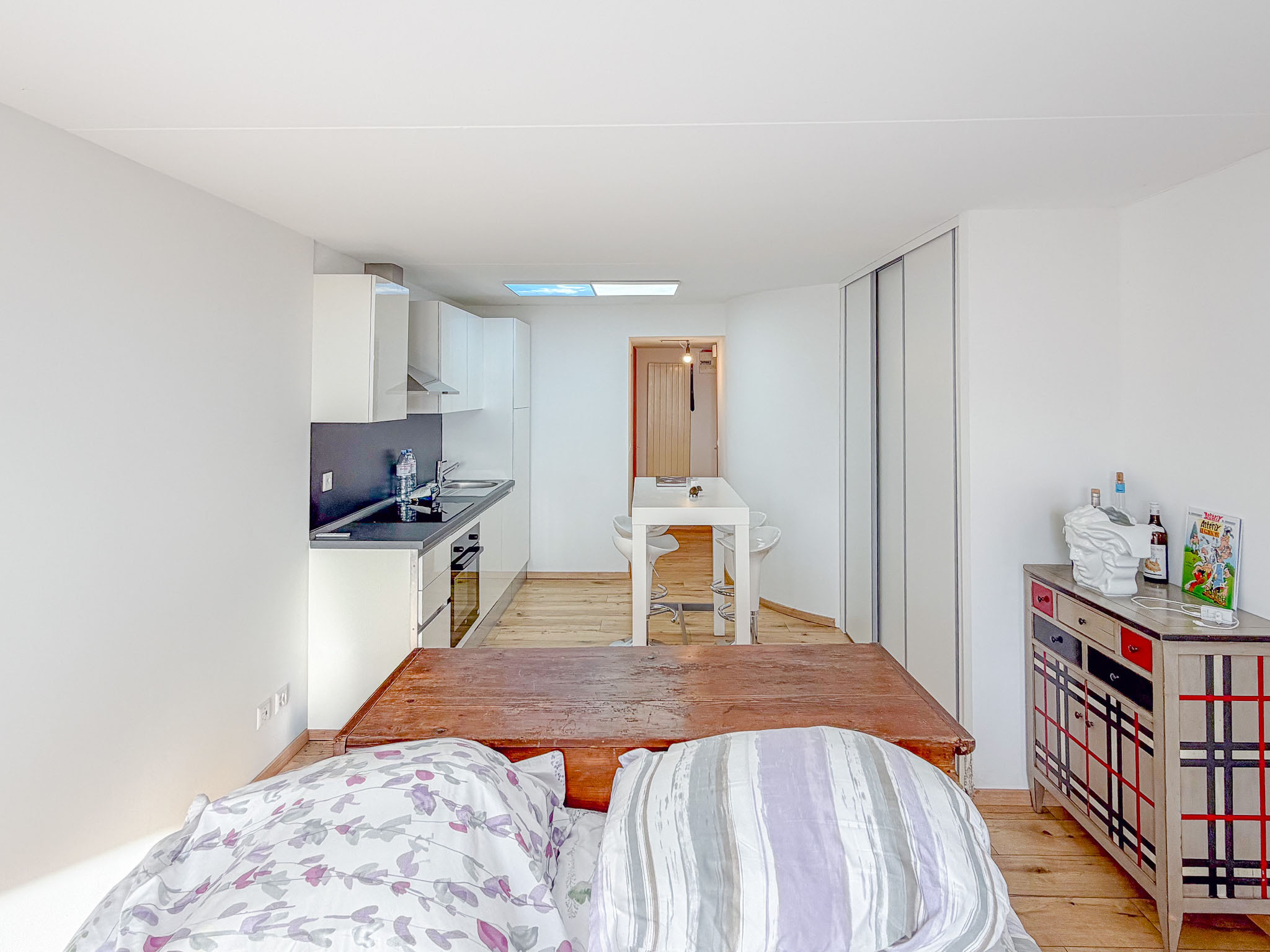 Espace de vie lumineux composé d'une cuisine agencée