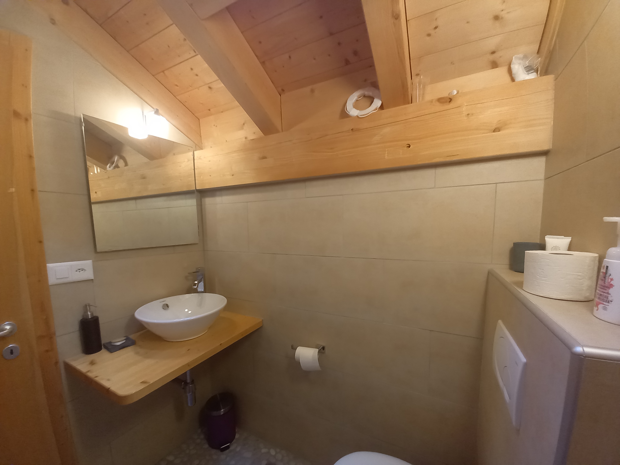 Salle d'eau - douche - wc  - lavabo à l'étage Salle d'eau - douche - wc  - lavabo à l'étage