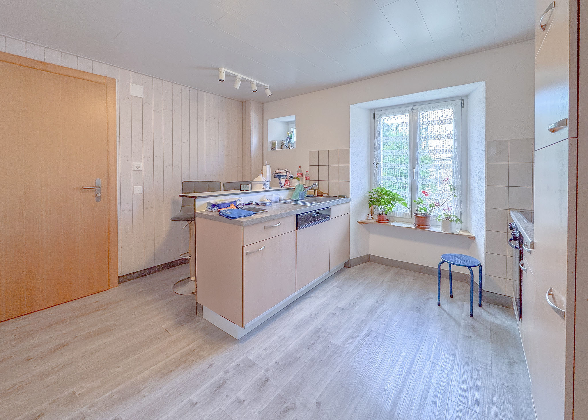 Appartement au 1er étage - cuisine agencée  Appartement au 1er étage - cuisine agencée