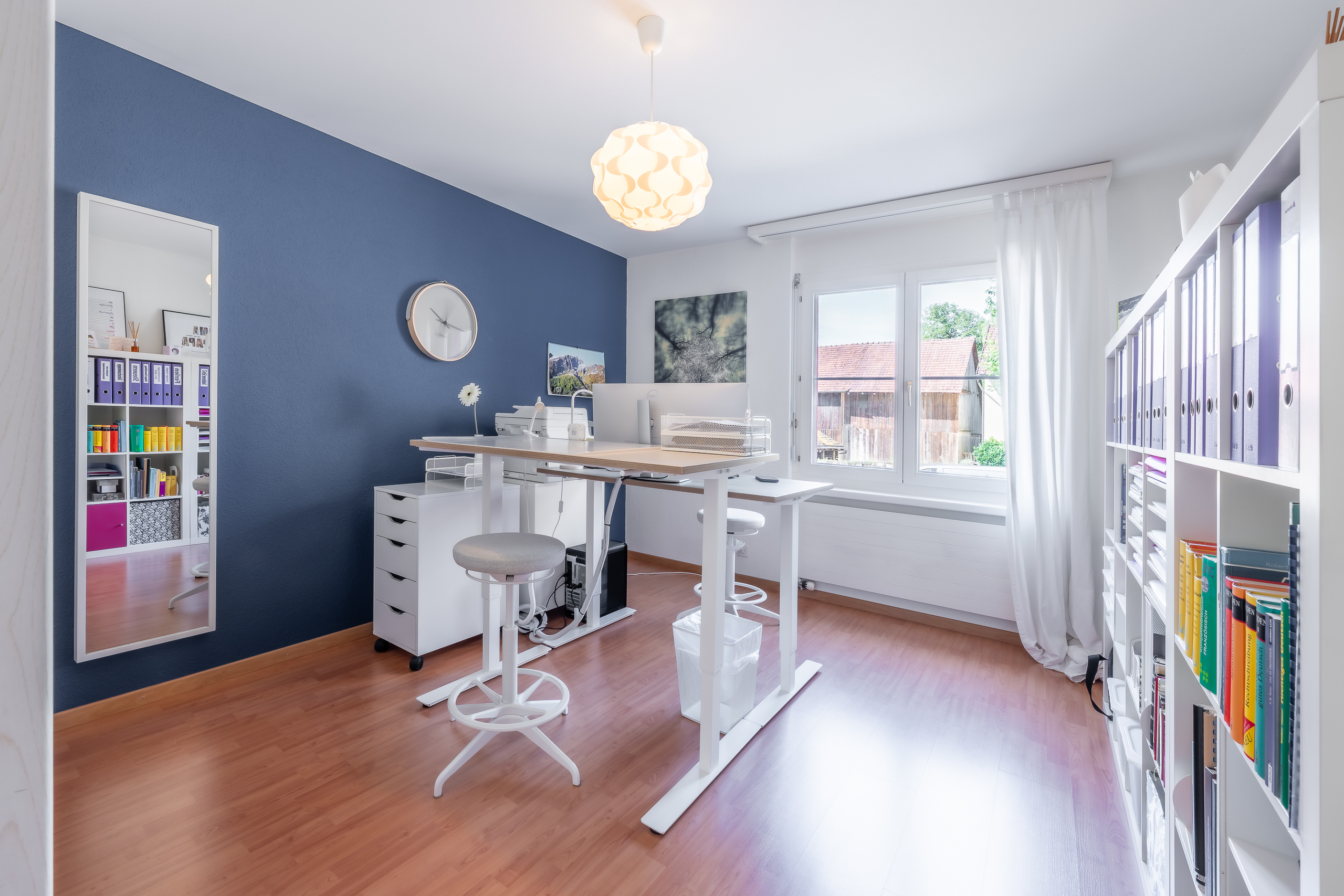Zimmer Kind 1 mit Blick auf Dorfbrunnen – praktisch geschnitten, mit Einbauschränken
