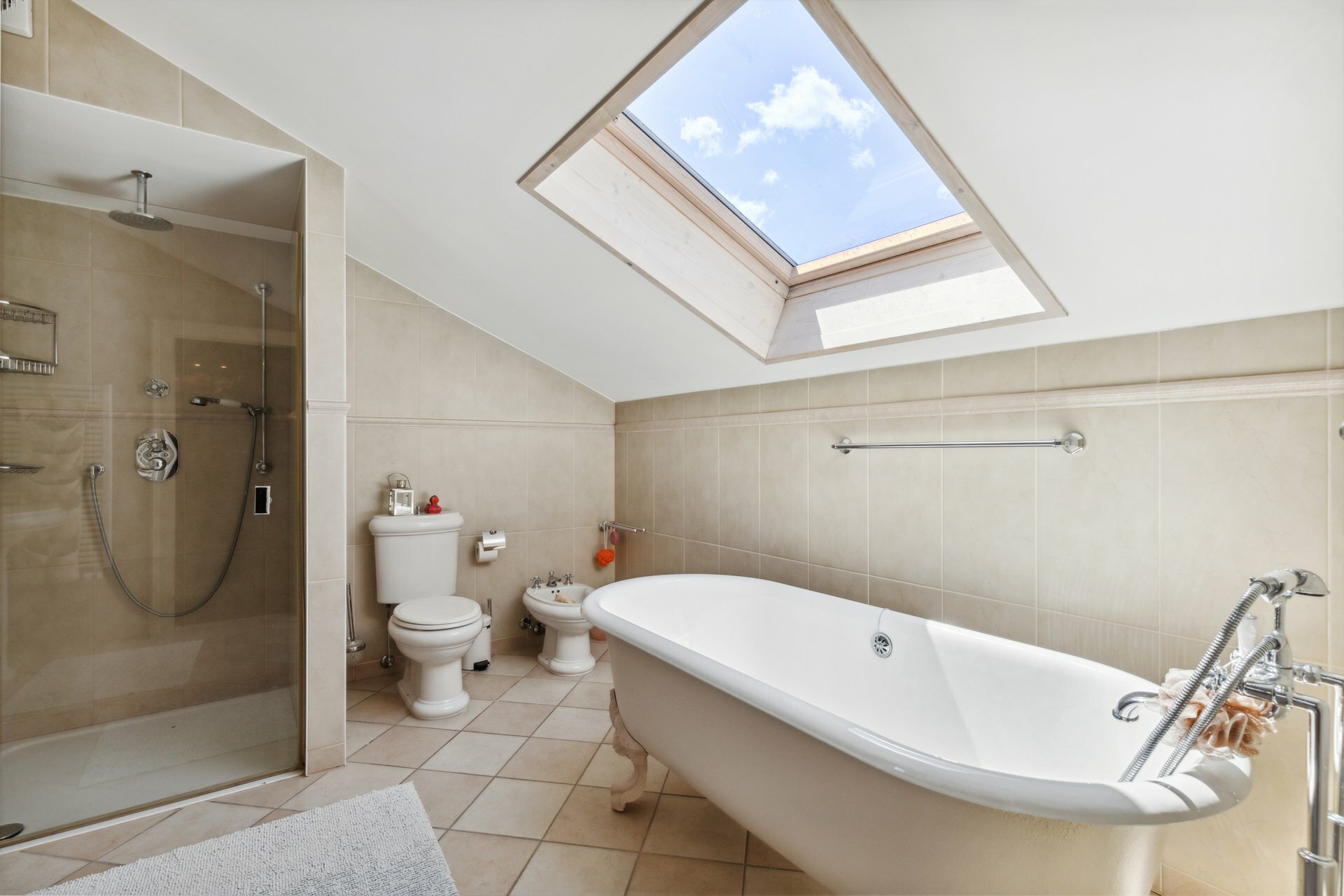 Salle d'eau séparée de la suite sous combles