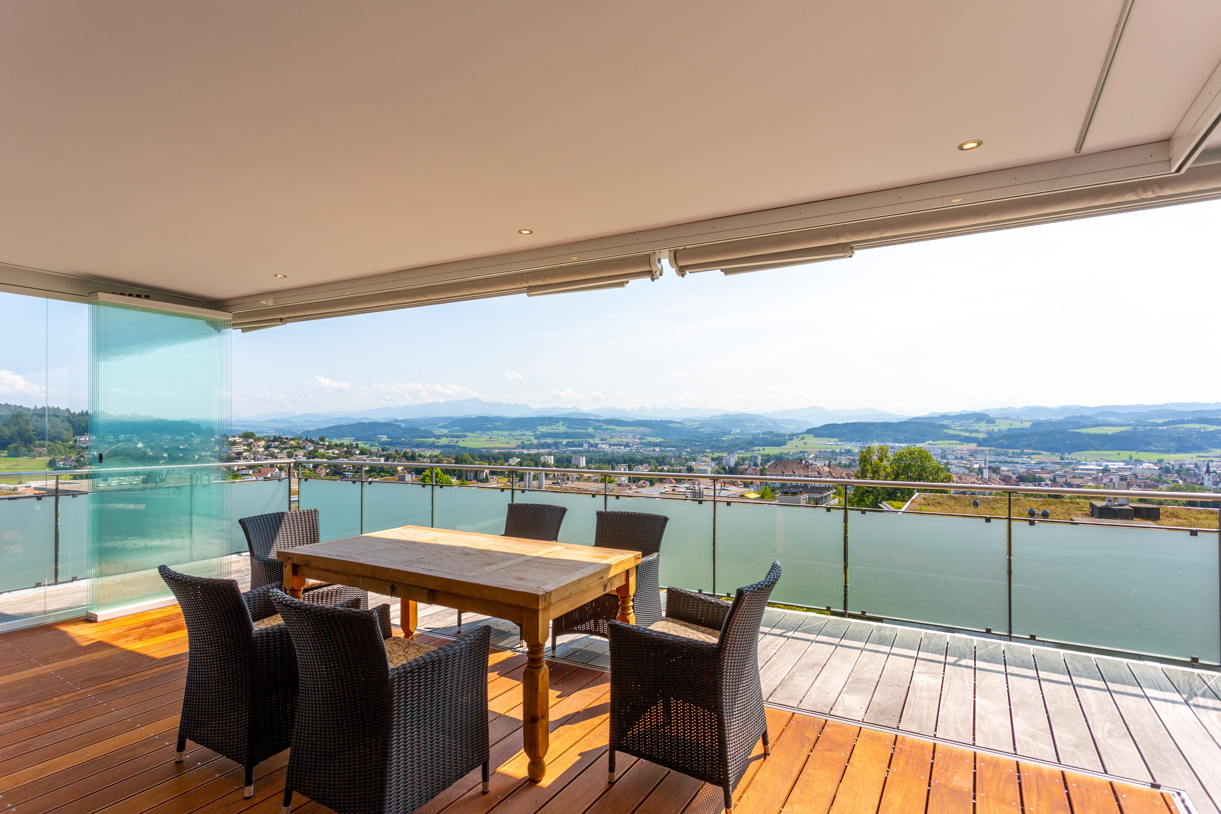 Treten Sie hinaus auf die traumhaft schöne Terrasse. Treten Sie hinaus auf die traumhaft schöne Terrasse.