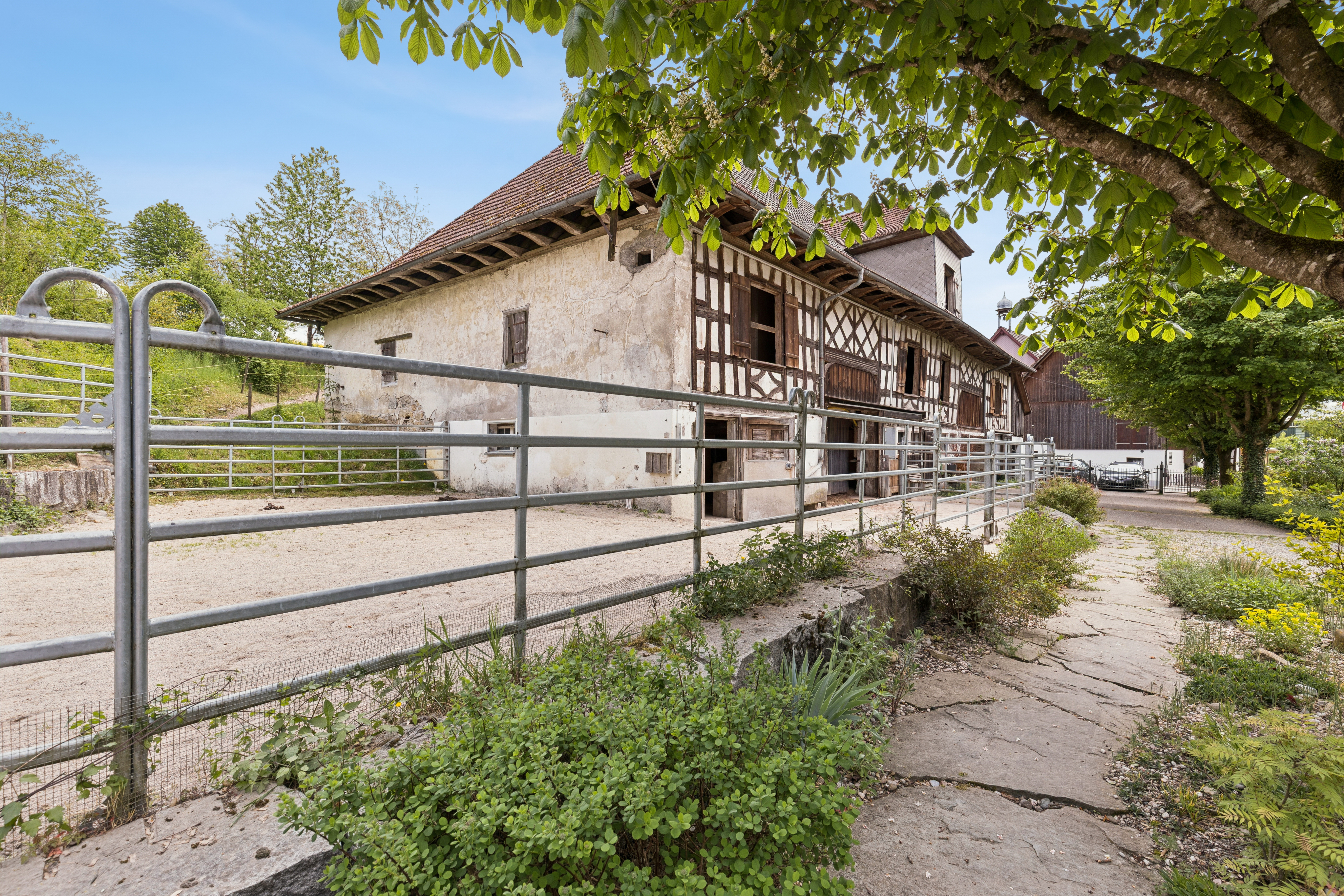 Nordfassade, heutiger Pferdestall mit Auslauf Nordfassade, heutiger Pferdestall mit Auslauf
