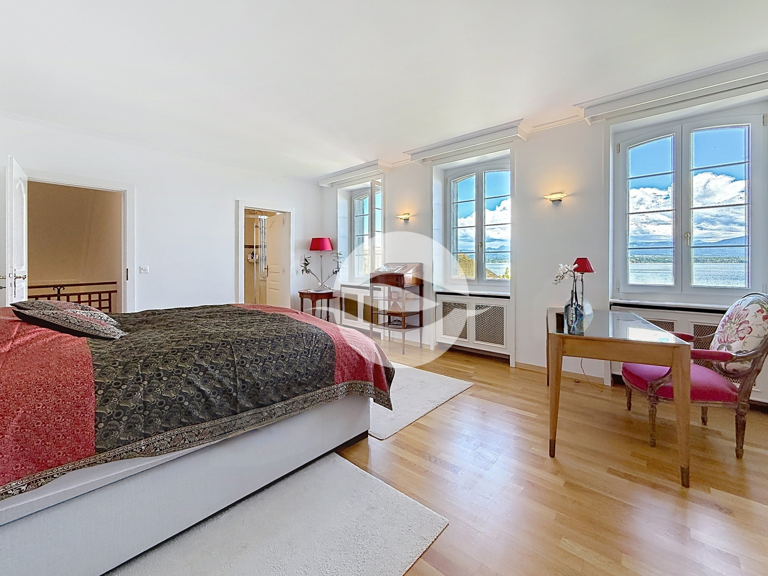 2ème : Chambre parentale avec armoires et salle d'eaux VUE LAC