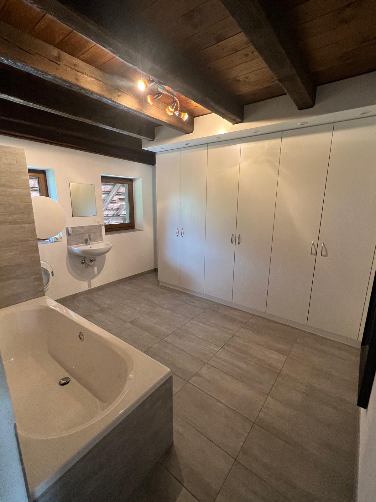 Salle de bains-WC avec colonne de lavage 