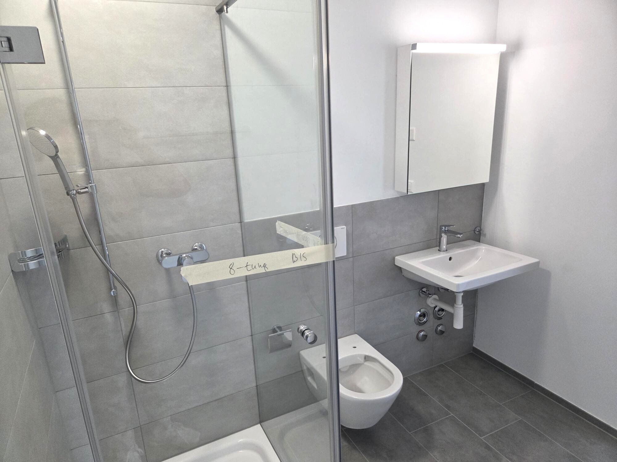 Moderne Nasszelle (Dusche/WC) Moderne Nasszelle (Dusche/WC)