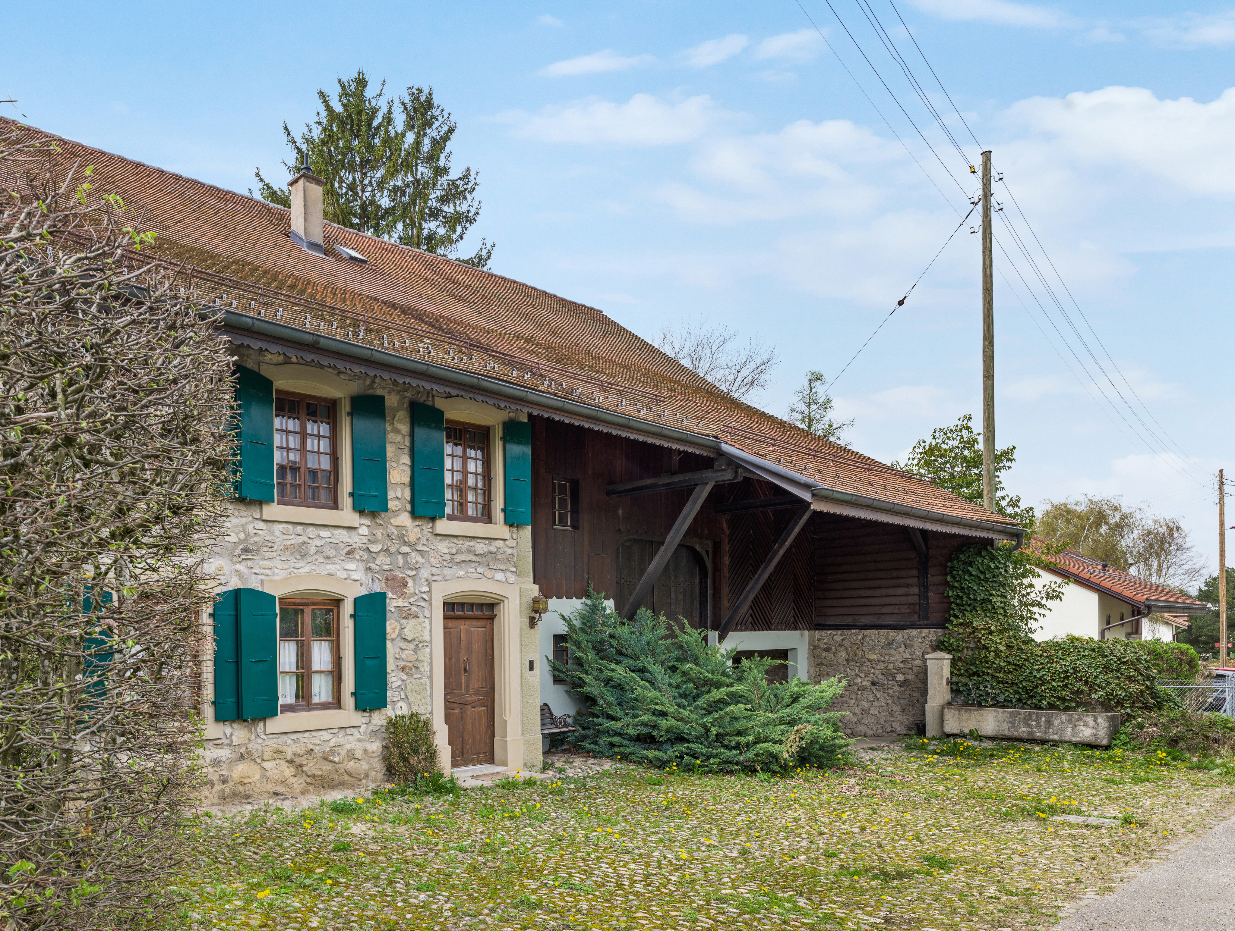Cour avec sa fontaine alimentée par une source Cour avec sa fontaine alimentée par une source