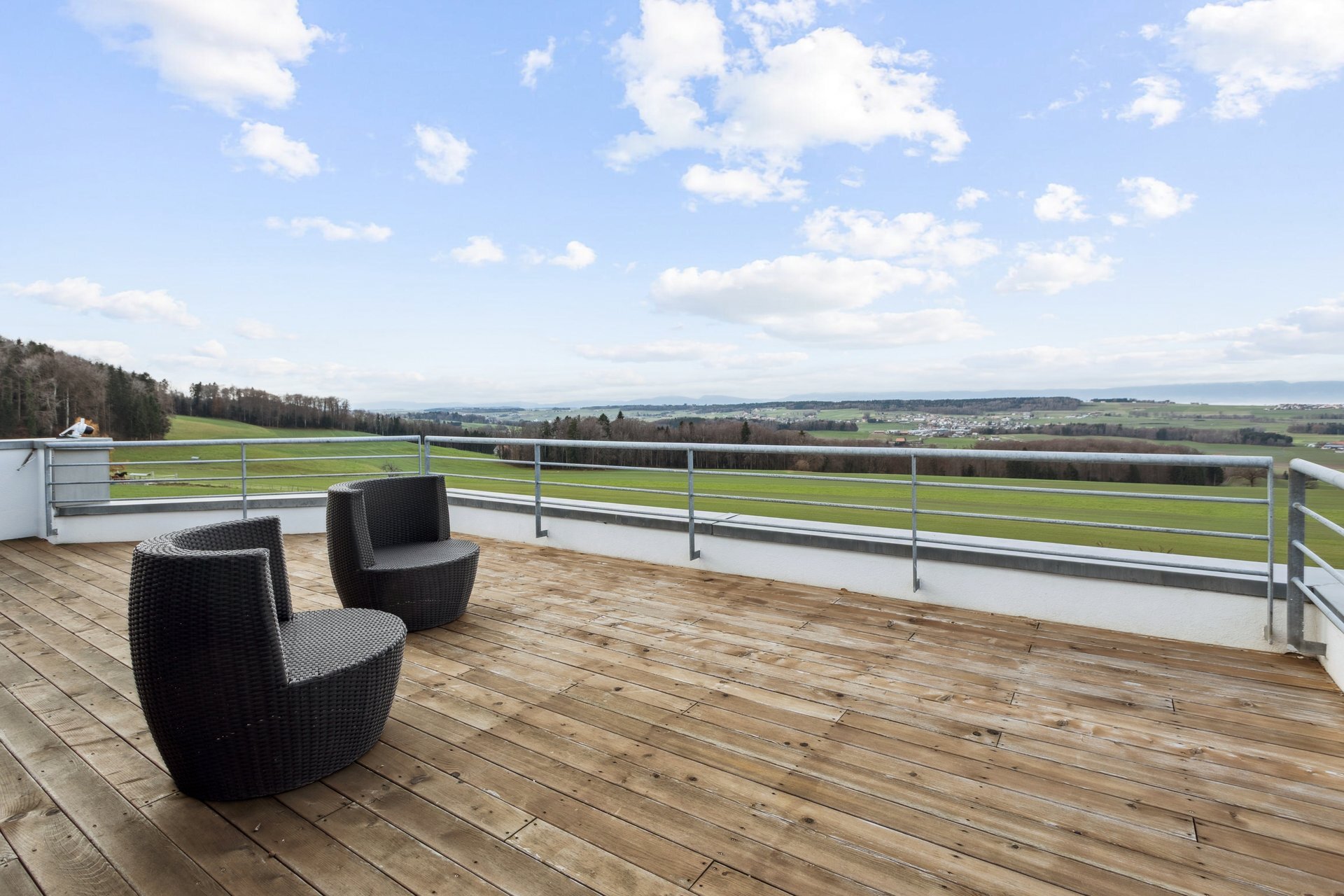 Spacieuse terrasse rooftop avec magnifique vue sur la campagne
