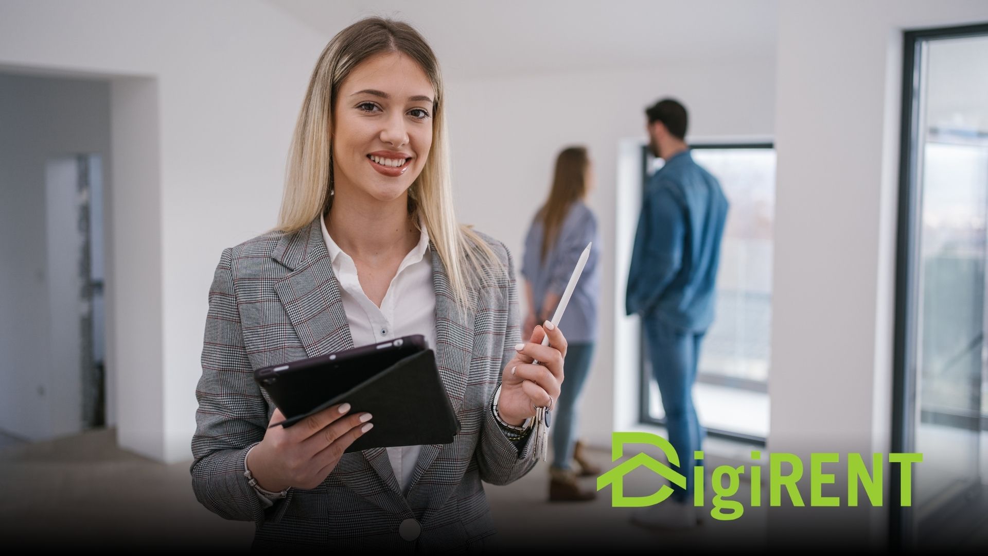 Immobilienfachfrau mit Tablet bei einer Wohnungsbesichtigung, die die digitale Mietverwaltung mit DigiRENT veranschaulicht.