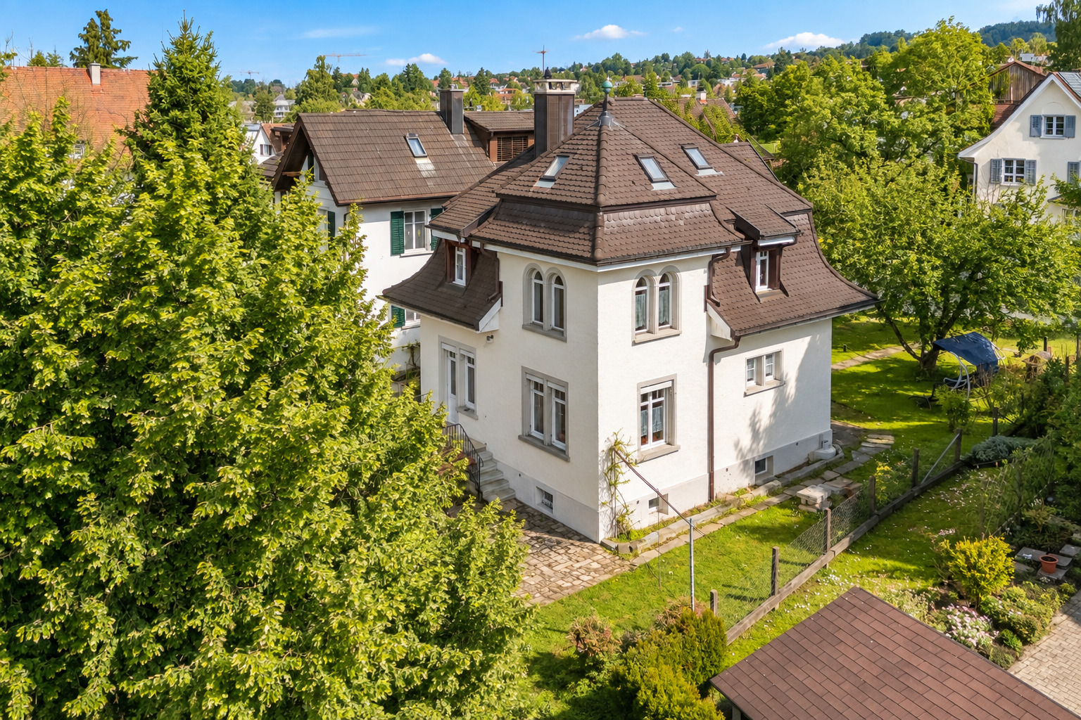 Die charmante, charaktervolle Architektur prägt das Erscheinungsbild dieser Liegenschaft und spiegelt den Glanz vergangener Epochen wider. Die charmante, charaktervolle Architektur prägt das Erscheinungsbild dieser Liegenschaft und spiegelt den Glanz vergangener Epochen wider.