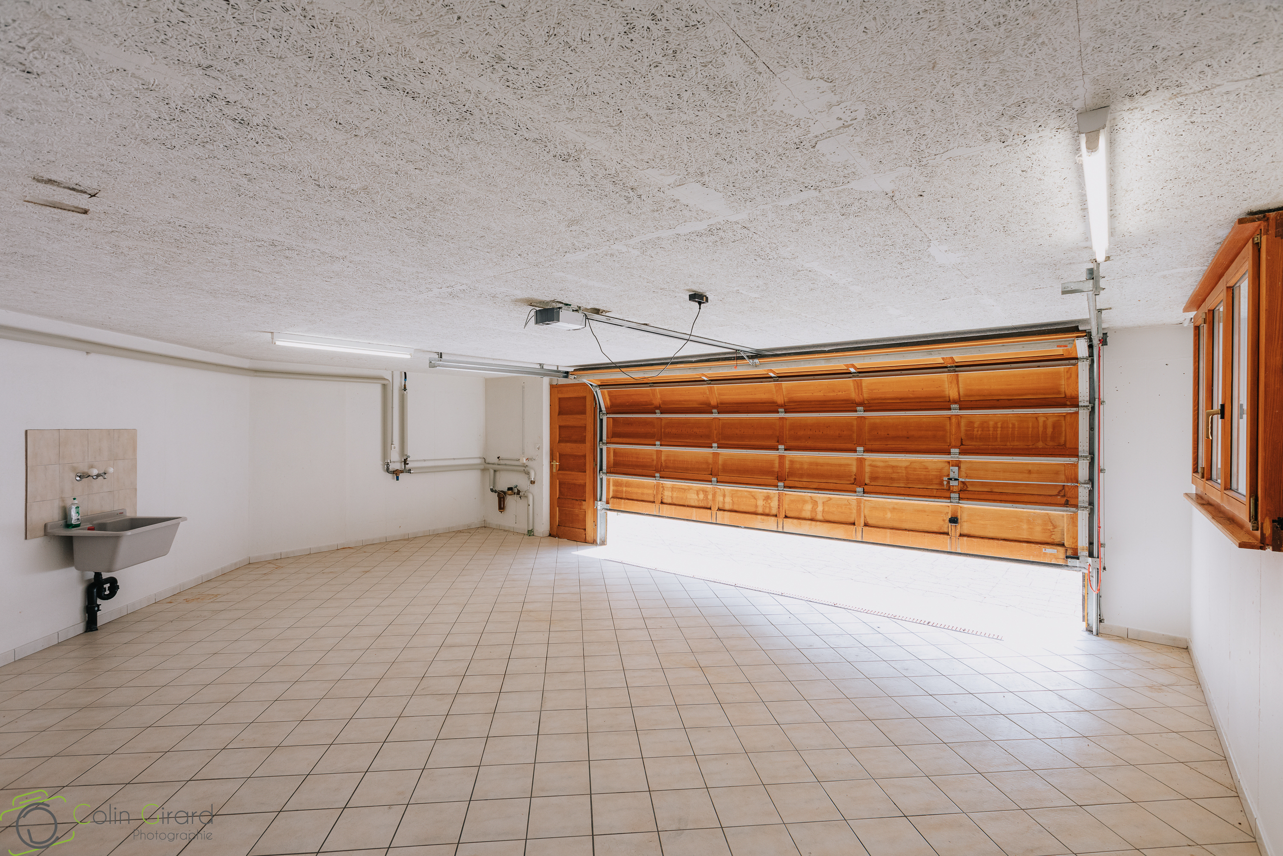 Garage double avec porte électrique.