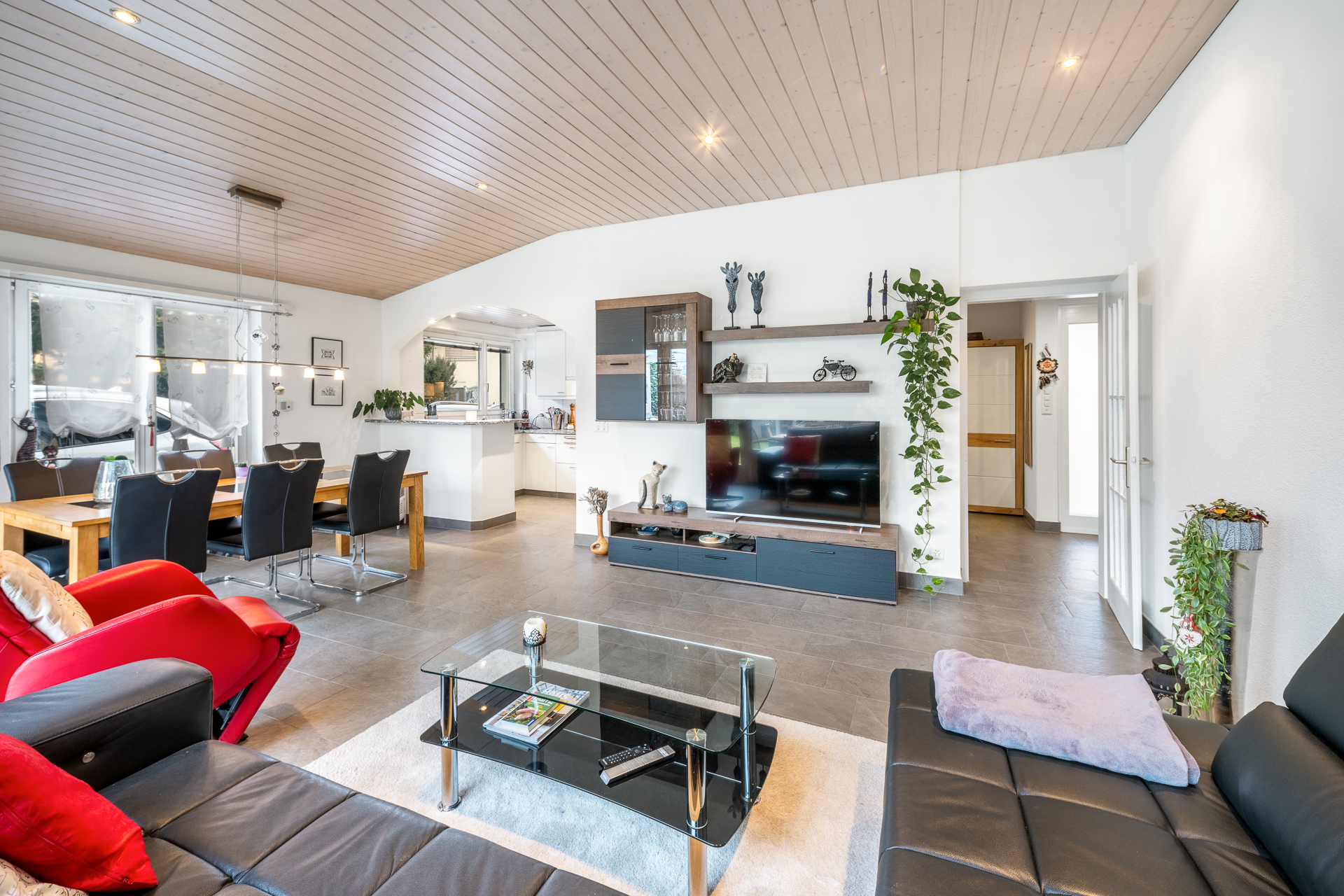 Wohn- und Essbereich mit Blick in Küche und Flur