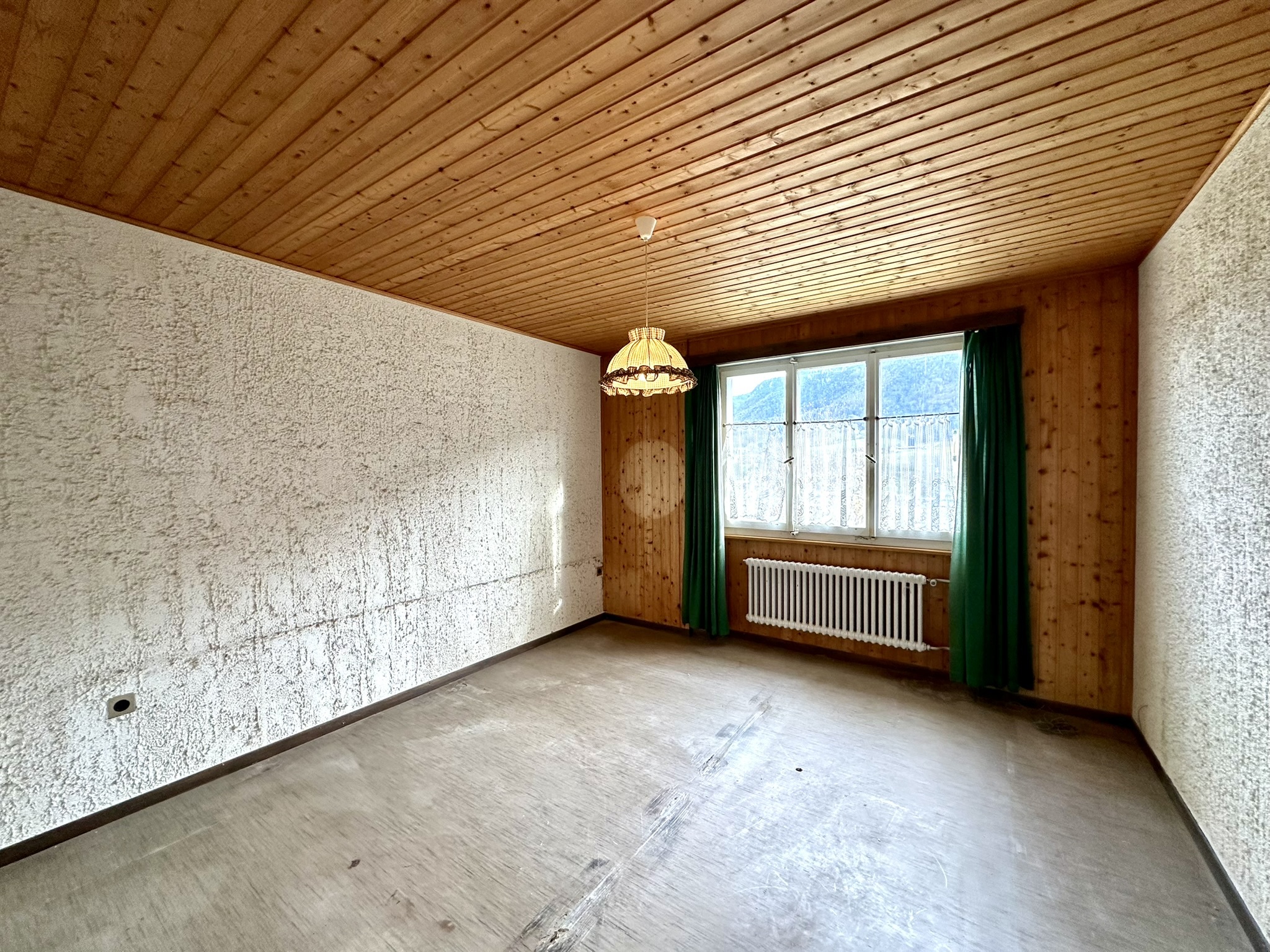 une pièce vide dans un bâtiment avec une grande fenêtre une pièce vide dans un bâtiment avec une grande fenêtre