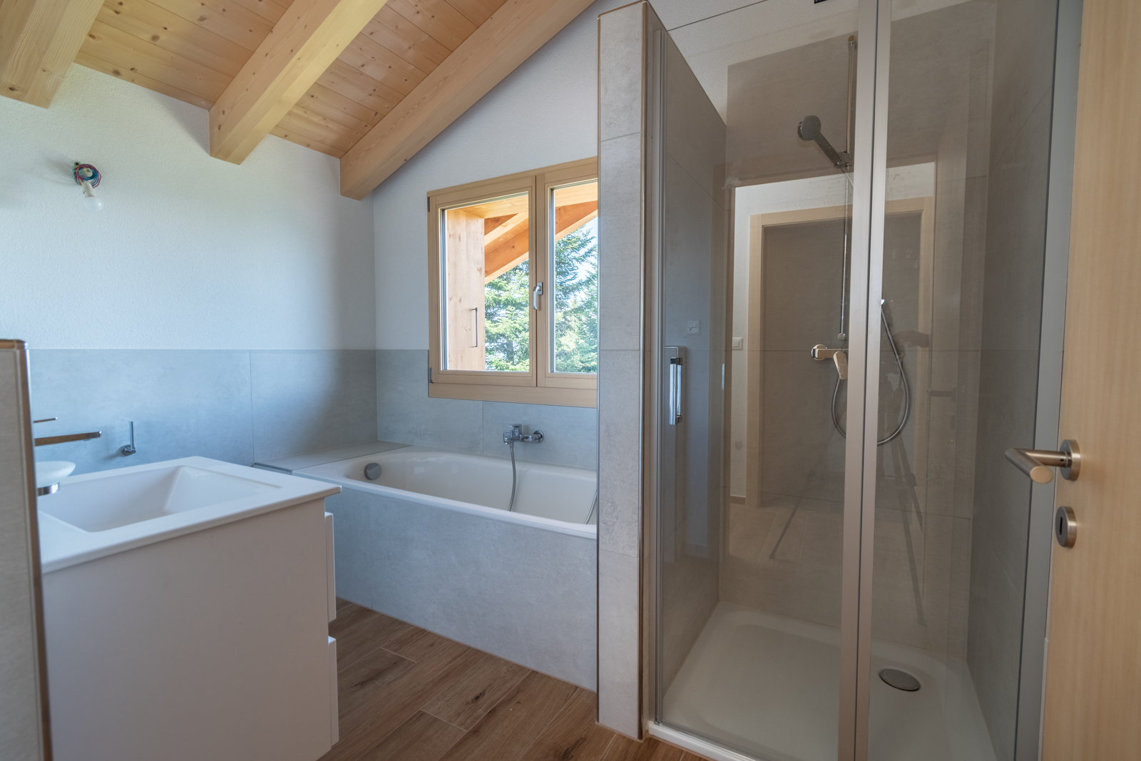 Salle d'eau avec douche et bain Salle d'eau avec douche et bain