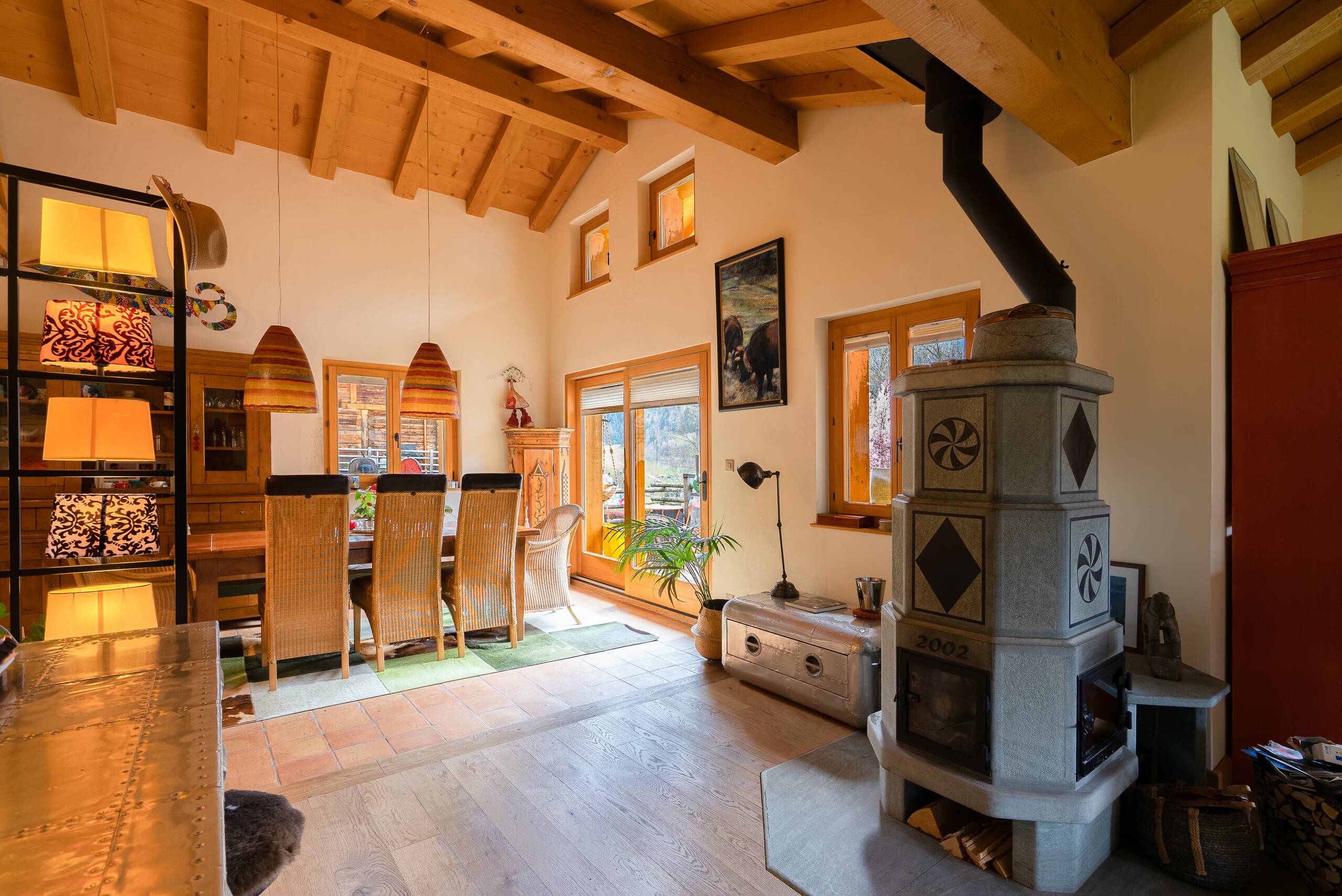 Vue intérieure salle à manger avec poêle – Chalet La Tsombe à vendre Verbier