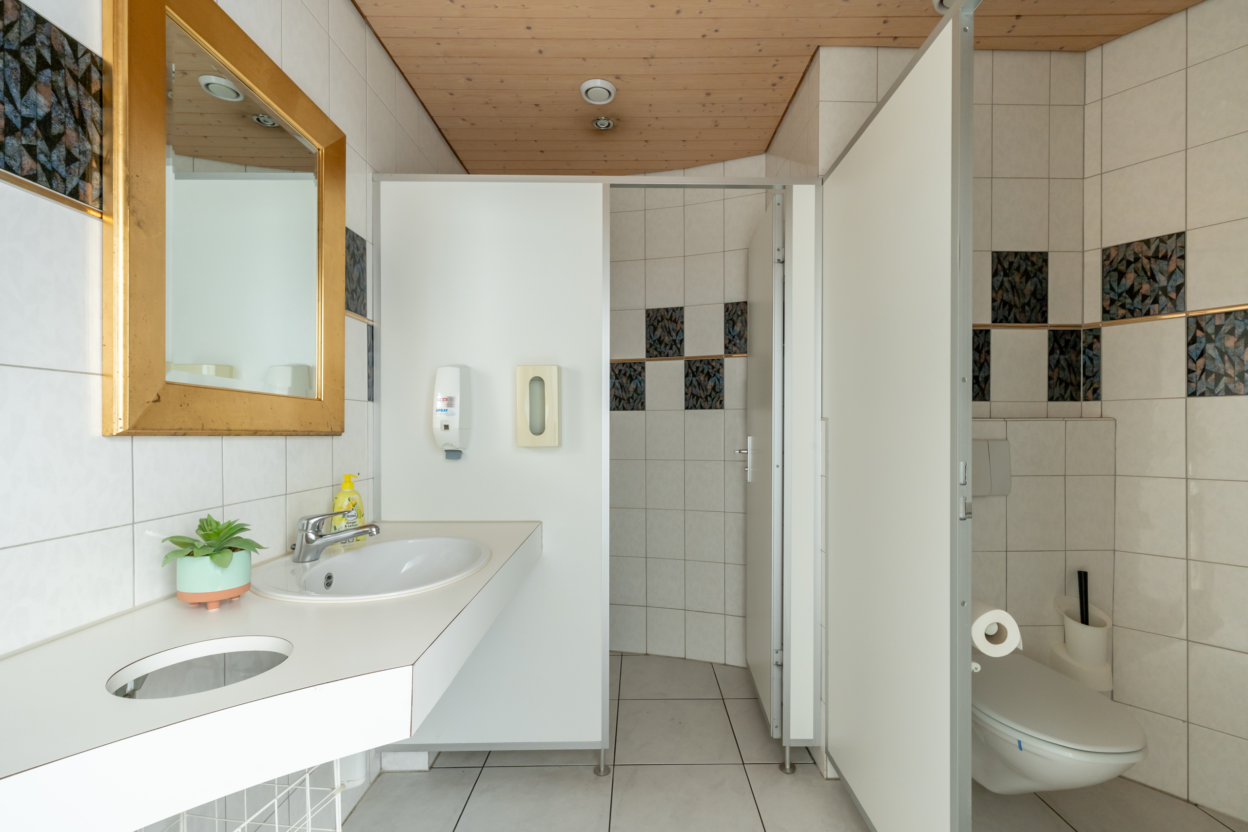 Frauen WC / Bar / Erdgeschoss