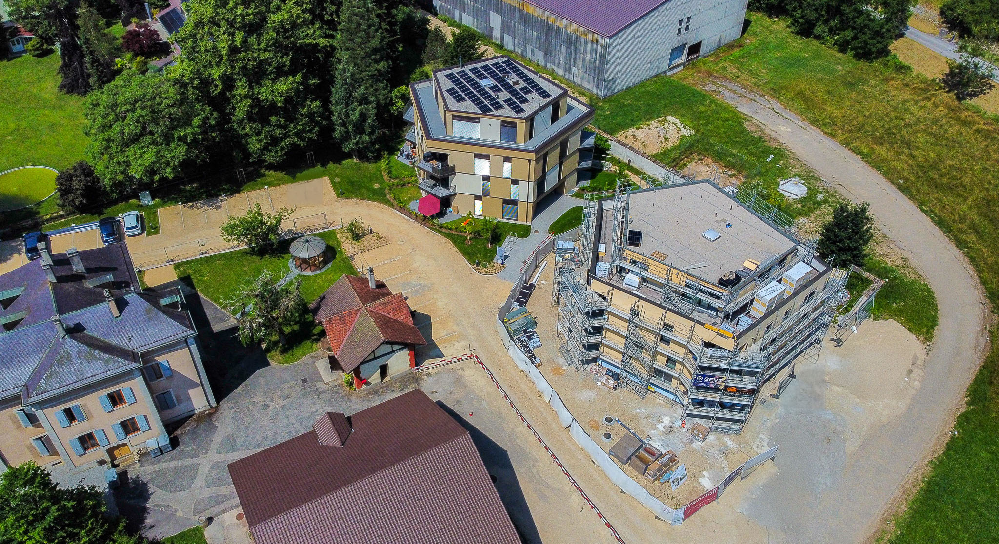 Vue aérienne sur le bâtiment A et le bâtiment B en construction Vue aérienne sur le bâtiment A et le bâtiment B en construction