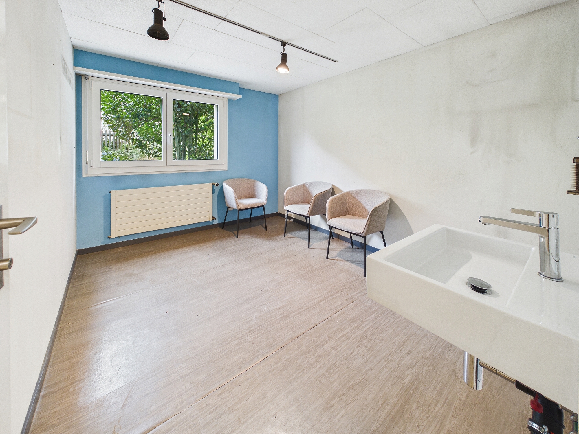 Bastelraum 1 mit Lavabo und Fenster