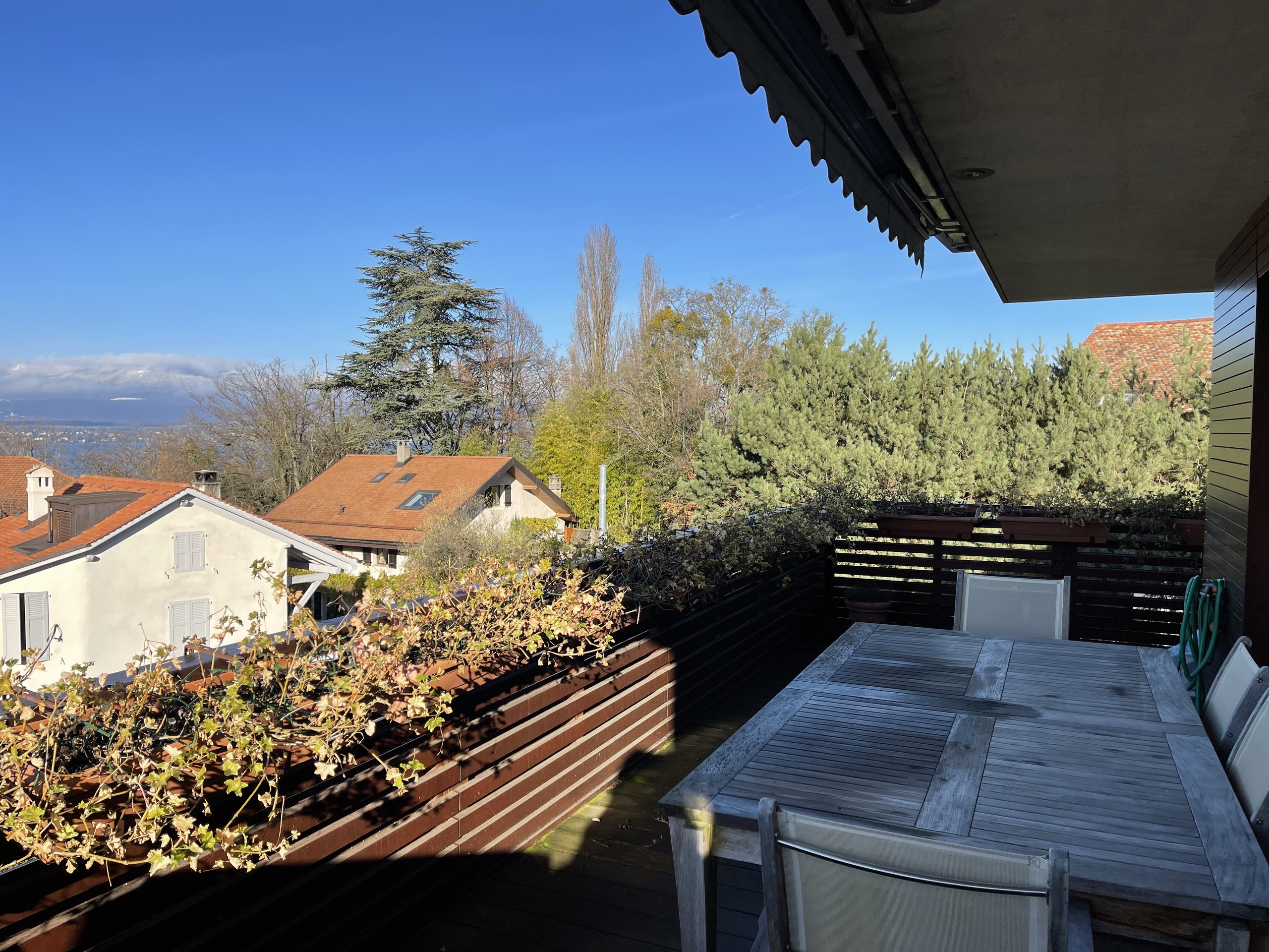 Deuxième terrasse (côté cuisine) Deuxième terrasse (côté cuisine)