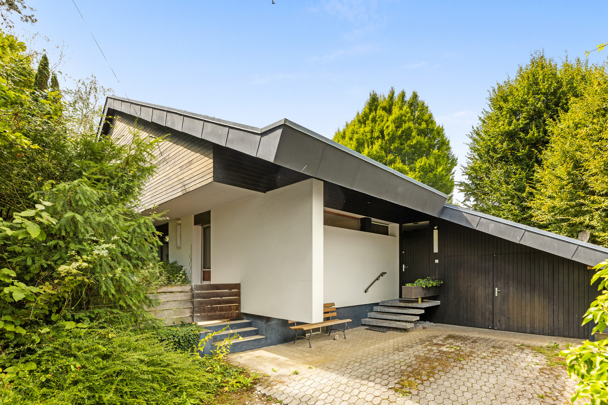 Zone d'entrée et parking