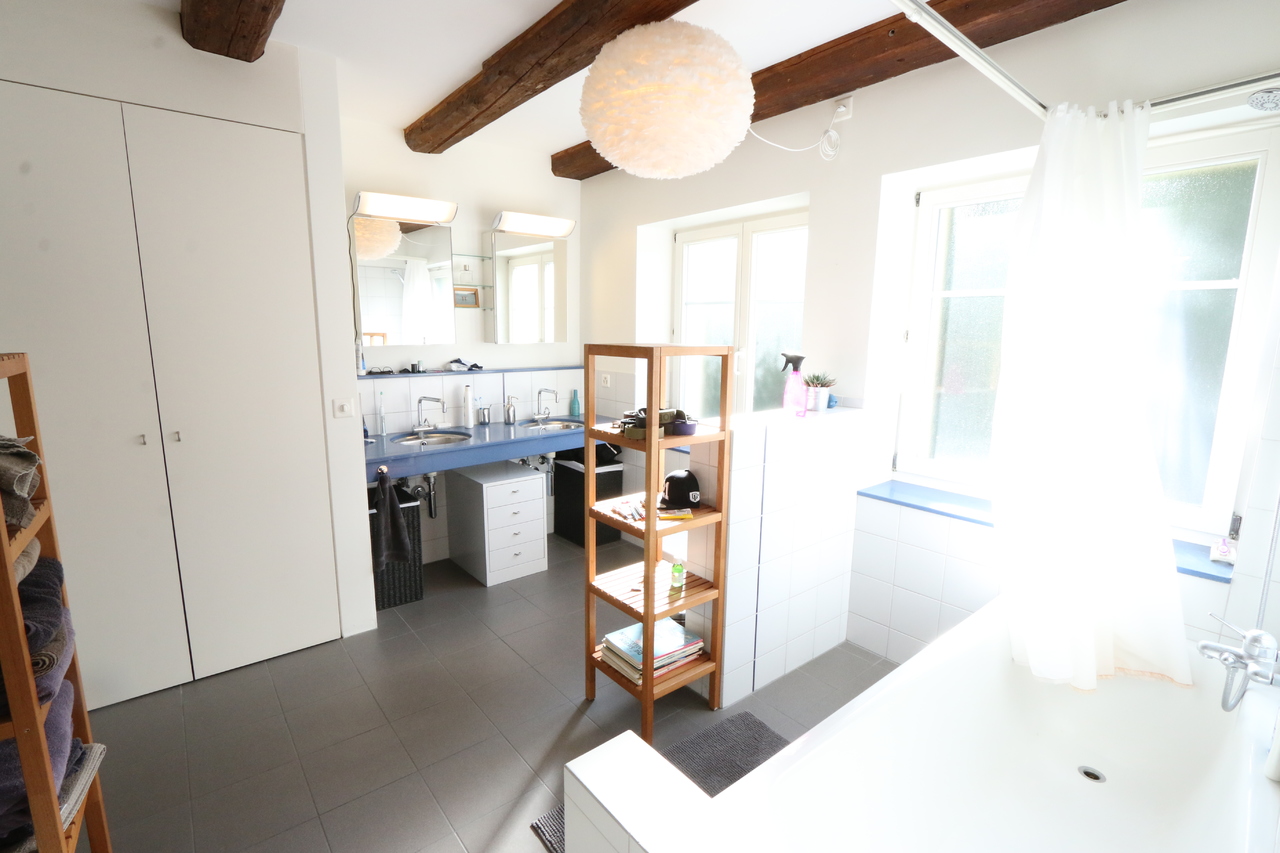 Grosszügiges Bad mit viel Licht und Platz