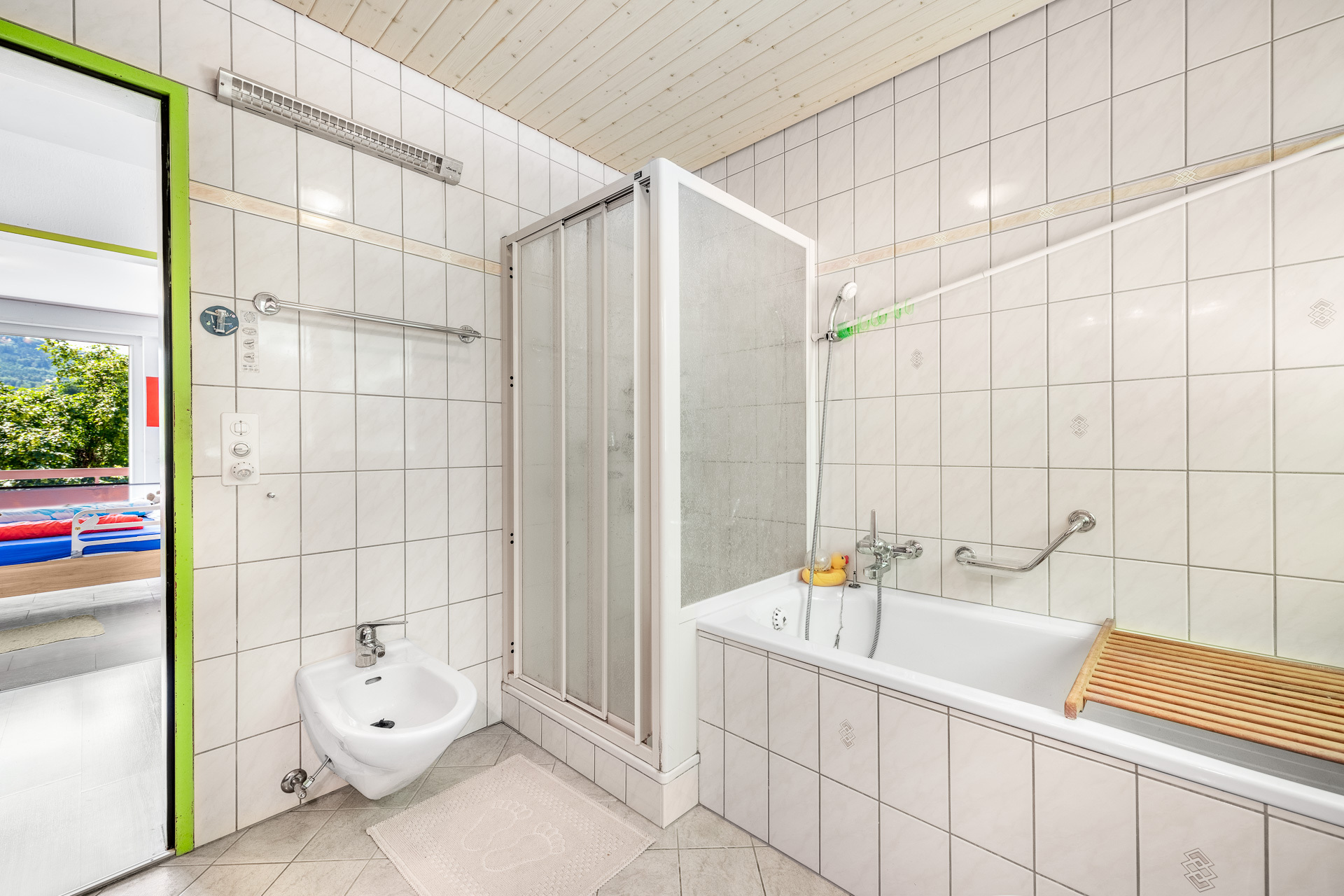 Bad/Dusche/WC mit Lavabo und Bidet OG