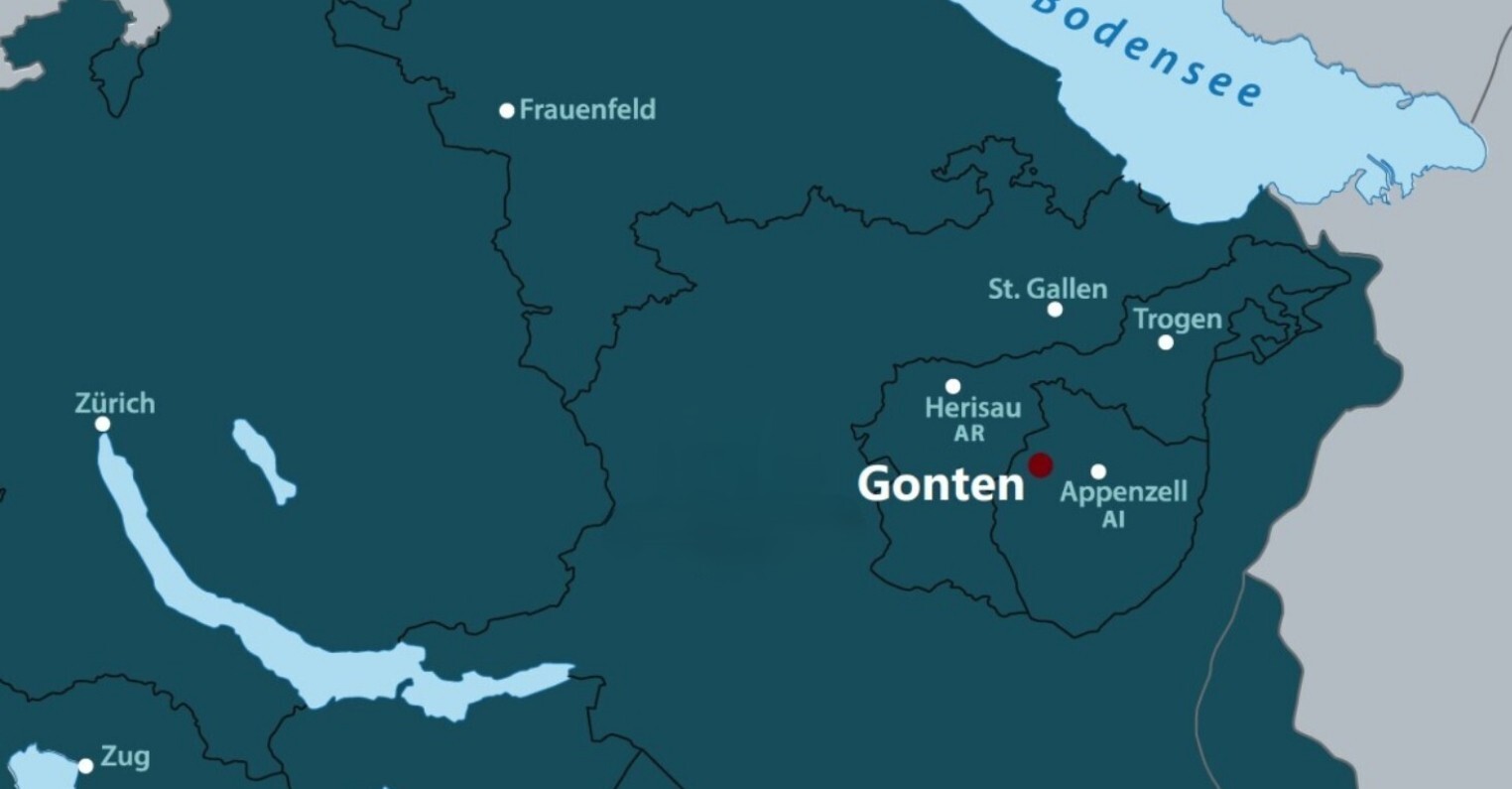 Gonten – ein Idyll mit Geschichte
Das Hochtal von Gonten wurde bereits im 11. Jahrhundert besiedelt. Der Name leitet sich ab von den Moortümpeln («gunten»), welche die Landschaft früher prägten. Gonten ist ein beliebtes Ausflugsziel und Ausgangspunkt für viele Möglichkeiten der Freizeitbetätigung, vor allem in der Natur.
Milchwirtschaft, Viehzucht und Handstickerei prägten die Gegend noch weit bis ins 20. Jahrhundert. Gonten ist als Teil des Pilgerwegs zur Schwarzen Madonna in Einsiedeln zugleich Teil des Jakobswegs und war schon früh bei Pilgern beliebt, und auch im «Bären» dürfte manch Reisender übernachtet haben. Seit dem 17. Jahrhundert war Gonten sogar als eigener Marien-Wallfahrtsort bekannt. Die Pfarrkirche St. Verena mit einer Madonnenstatue aus jener Zeit und einem Kruzifix von 1320 zählt immer noch zu den bekanntesten Sehenswürdigkeiten. Weiter ist das Kloster Leiden Christ in Jakobsbad von Gonten auf dem Barfussweg erreichbar. Neben dem Huus Bären historisch bedeutsam ist auch das im 18. Jahrhundert als Bürgerhaus erbaute Rothuus mit dem roten Anstrich, das heute als Zentrum für Appenzeller und Toggenburger Volksmusik dient.
Weiter hat Gonten einen Golfplatz, eine Luftseilbahn auf den Kronberg sowie einen Seilpark und einen Abenteuerpark zu bieten. Mit den ersten Schneeflocken verwandeln sich das Gontener Hochplateau und das Appenzellerland in ein Winterparadies mit unzähligen Langlaufrouten, Winterwanderwegen, Schneeschuhtouren, Skipisten und Schlittel-Strecken. Gonten hat sogar einen eigenen Skilift namens Alpsteinblick und eine Schlittelbahn vom Kronberg hinab nach Jakobsbad.