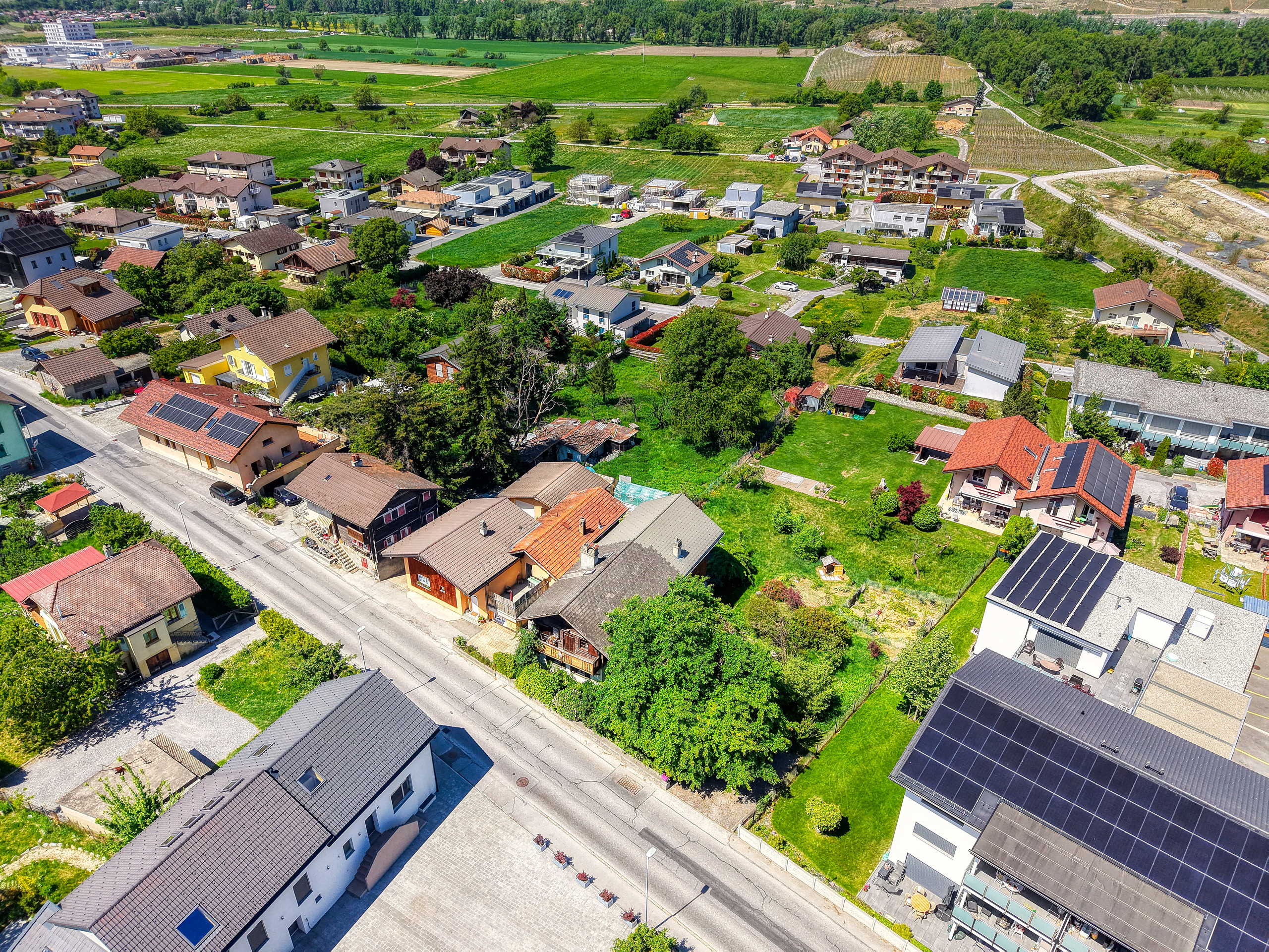 Gebäude mit 3 Wohnungen in Réchy- Drohnenansicht