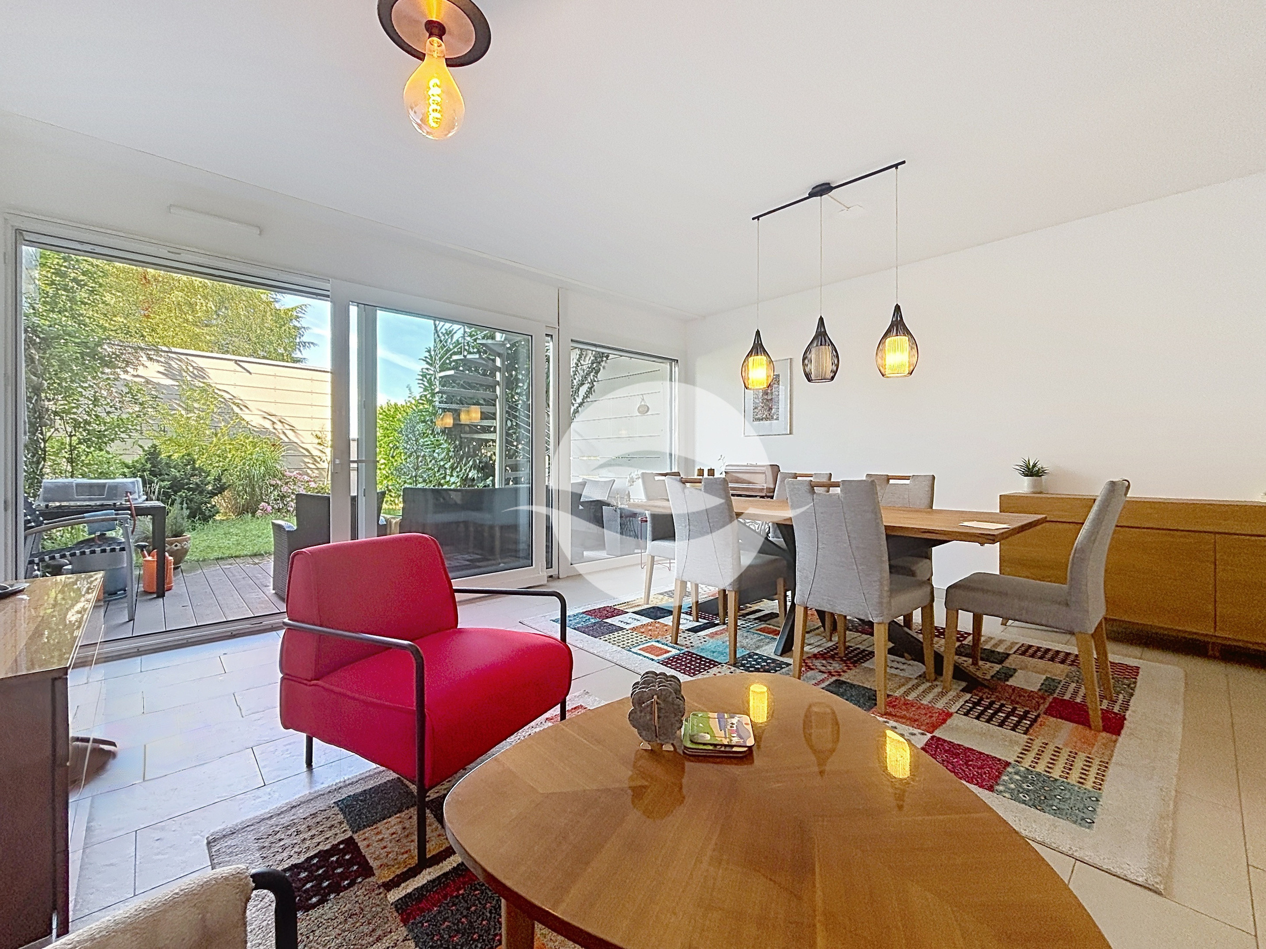 Séjour et salle à manger avec accès à la terrasse et au jardin Séjour et salle à manger avec accès à la terrasse et au jardin