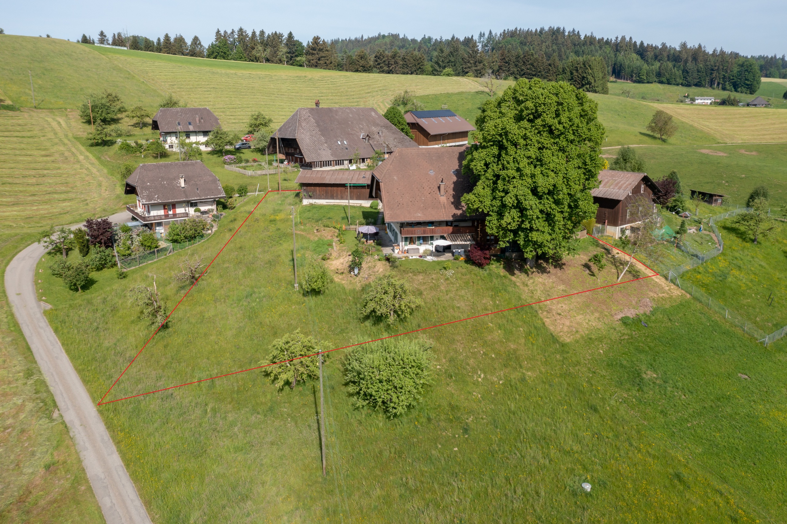 Die rote Line zeigt die Grundstückgrenze (ohne Gewähr) Die rote Line zeigt die Grundstückgrenze (ohne Gewähr)
