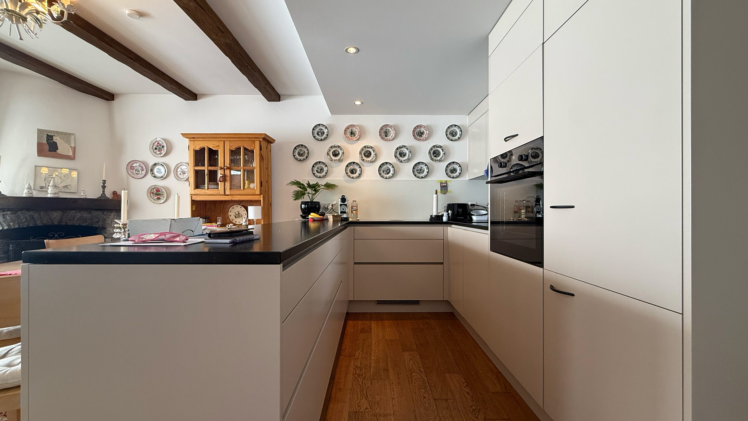 Cuisine (vue depuis le couloir)