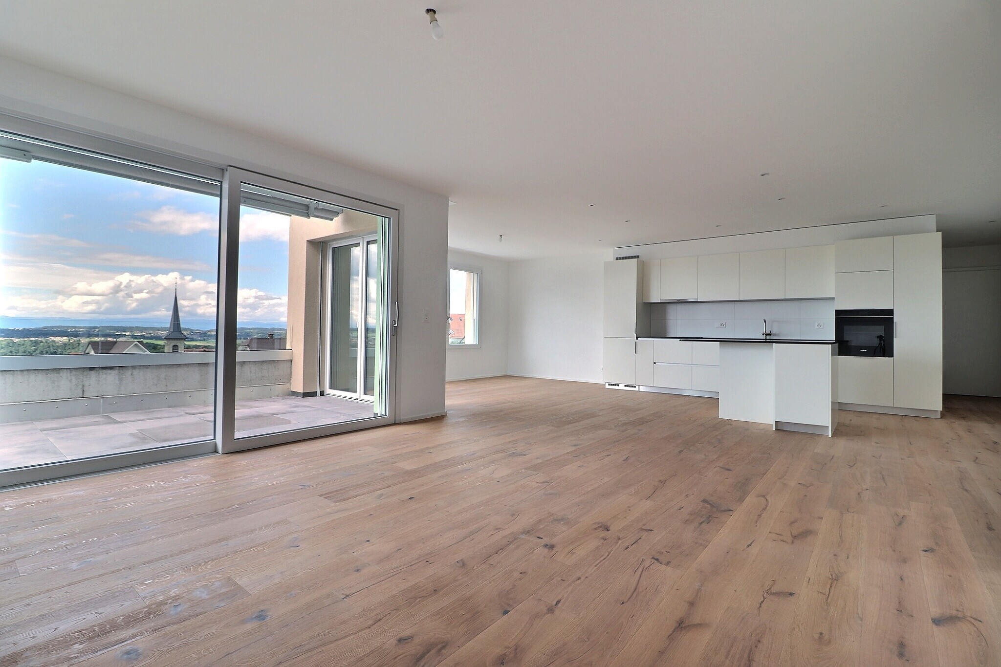 Grande pièce à vivre d'env. 50m2 avec accès sur le balcon