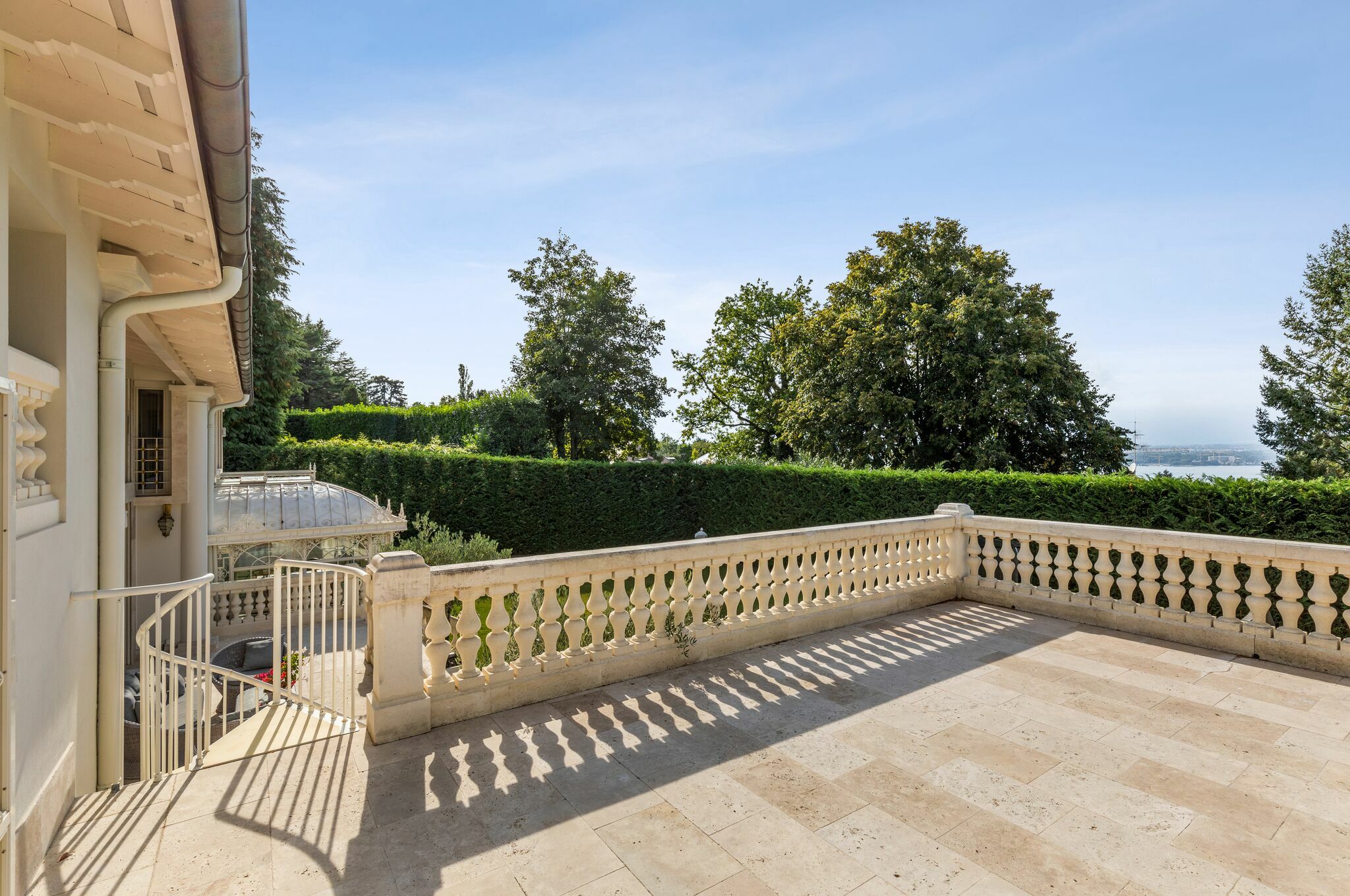 Terrasse extérieure avec vue lac