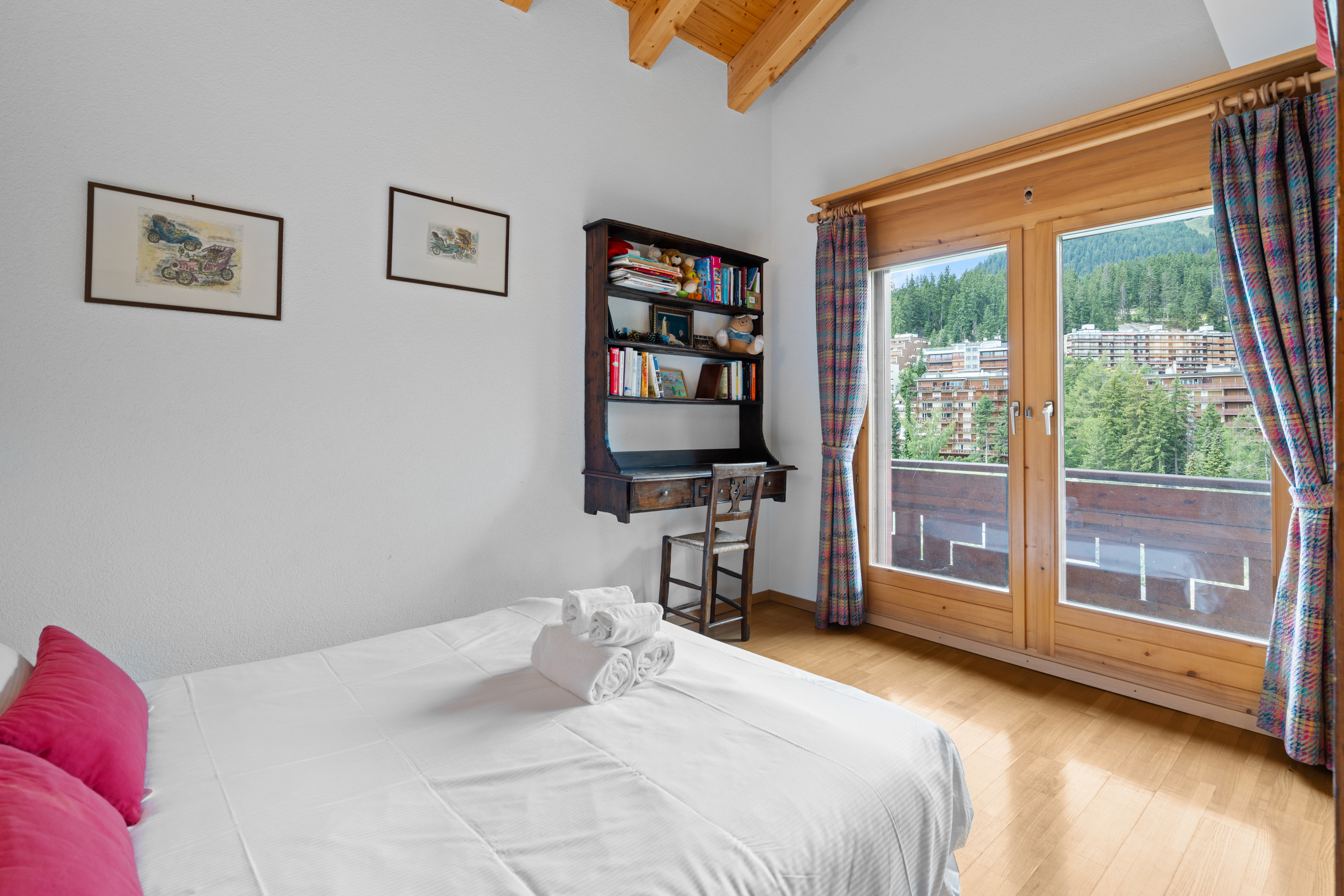 une chambre avec un lit double et une grande fenêtre une chambre avec un lit double et une grande fenêtre