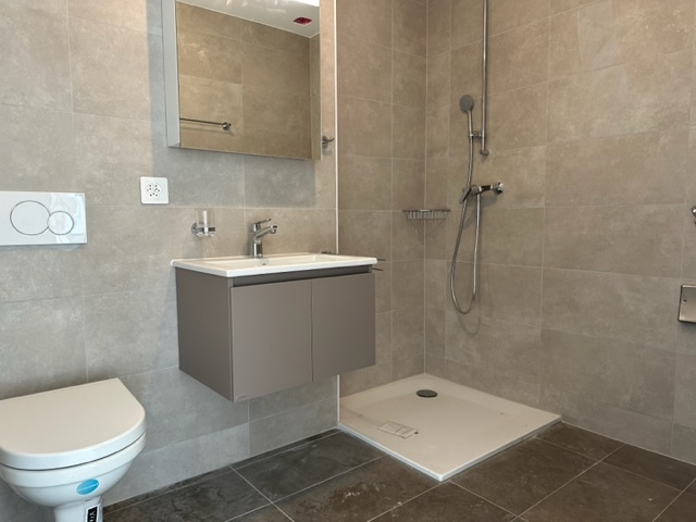 salle de bains douche/WC/lavabo/ Branchement pour colonne de lavage