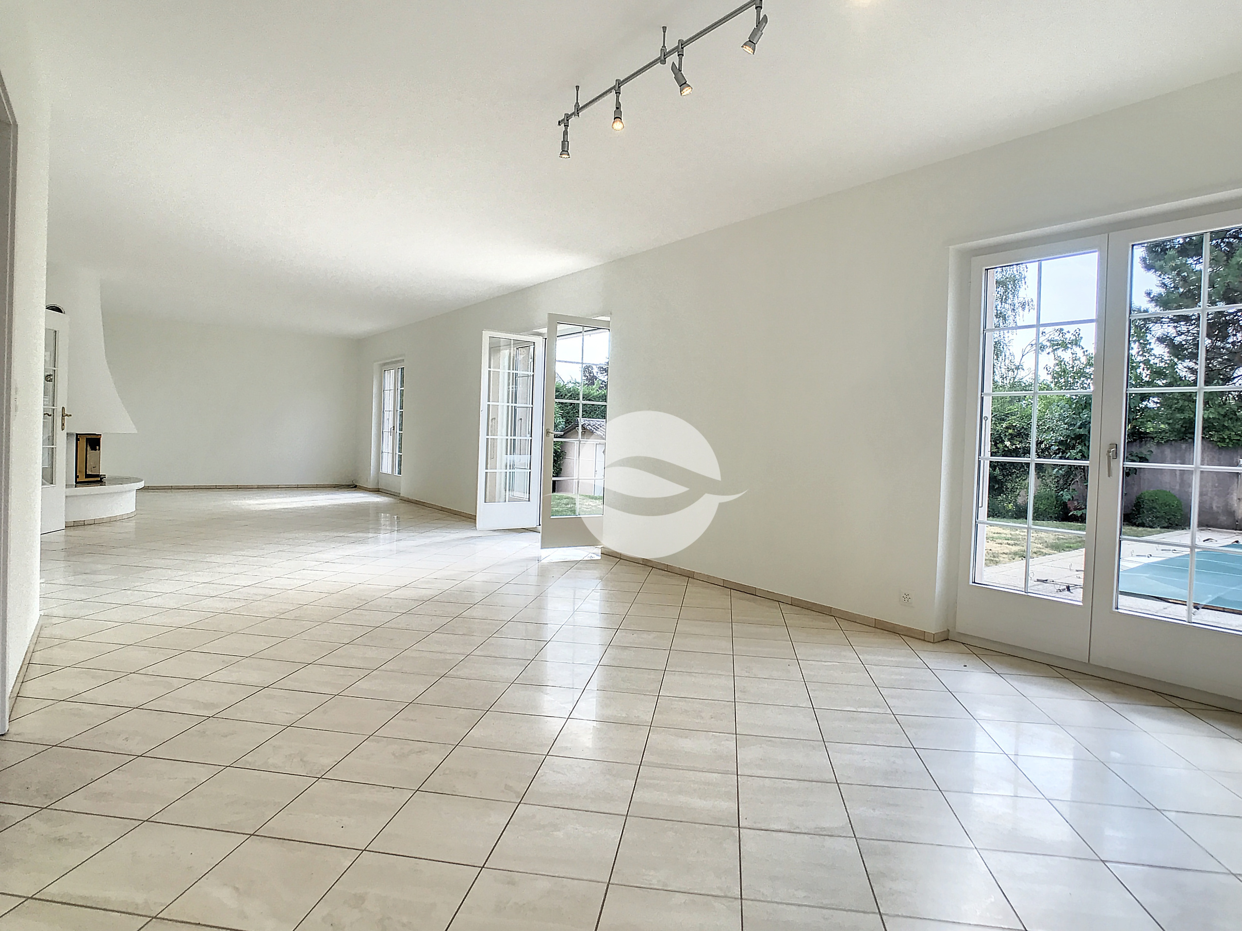 Pièce de vie avec cheminée et accès extérieur